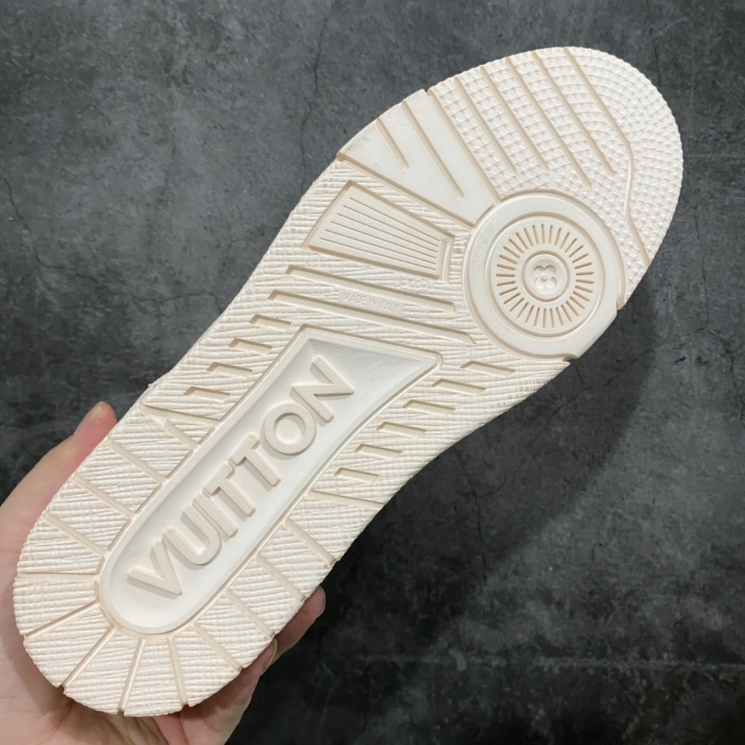 图片[9]-莞产最强版 LV Trainer 白浅黄 广州顶级版本 细节实拍如下所见即所得 非莆田档口货 可随意对比细节鞋型 无需过多文案描述 所有细节均可对标正品 原厂鞋舌尺码标 正确烫金字体 鞋舌厚度柔软度同步正品 原厂织麦标 一针一线纹路均同步正品 原厂刺绣立体饱满同步正品 原厂烫金手写logo 立体饱满有光泽 鞋头原厂皮料细腻柔软 原厂数据 字体粗细 大小光泽度同步正品 原厂空胶工艺 并非开胶同步正品 原厂中底布 logo清晰 一个后跟足矣秒杀所有 尺码：36-45-选品中心