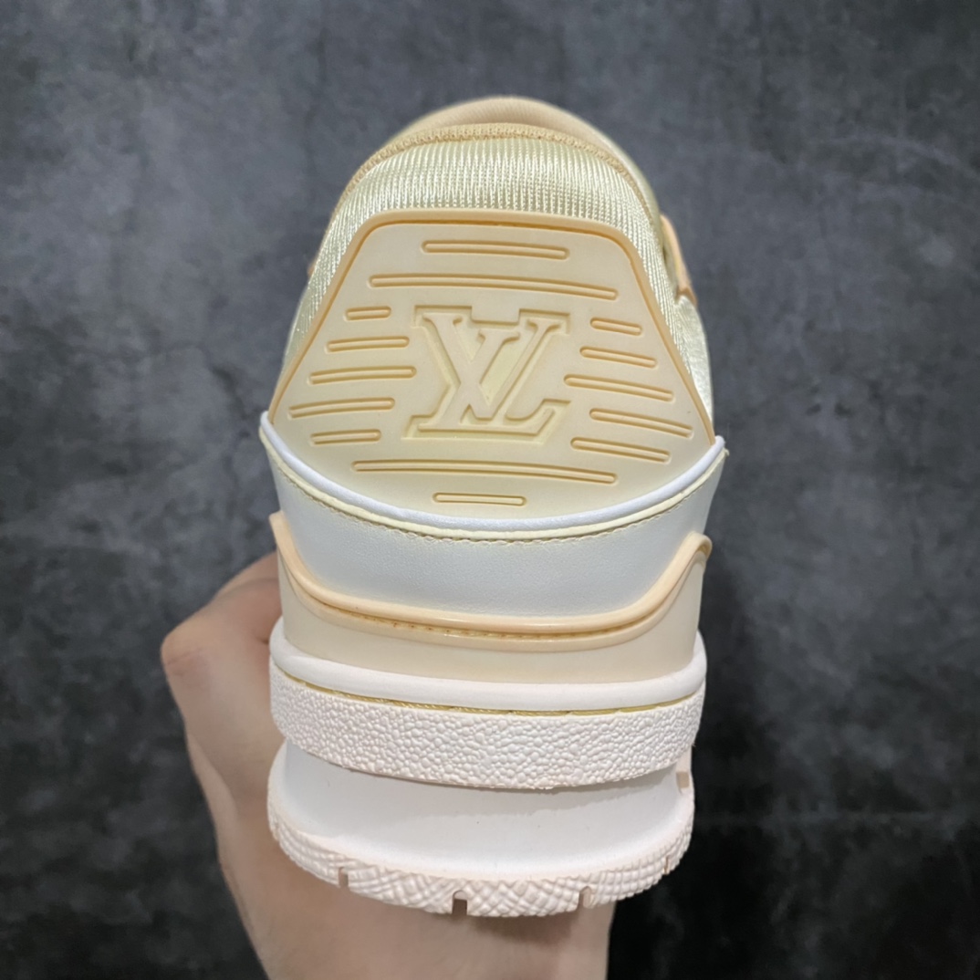 图片[2]-莞产最强版 LV Trainer 白浅黄 广州顶级版本 细节实拍如下所见即所得 非莆田档口货 可随意对比细节鞋型 无需过多文案描述 所有细节均可对标正品 原厂鞋舌尺码标 正确烫金字体 鞋舌厚度柔软度同步正品 原厂织麦标 一针一线纹路均同步正品 原厂刺绣立体饱满同步正品 原厂烫金手写logo 立体饱满有光泽 鞋头原厂皮料细腻柔软 原厂数据 字体粗细 大小光泽度同步正品 原厂空胶工艺 并非开胶同步正品 原厂中底布 logo清晰 一个后跟足矣秒杀所有 尺码：36-45-选品中心