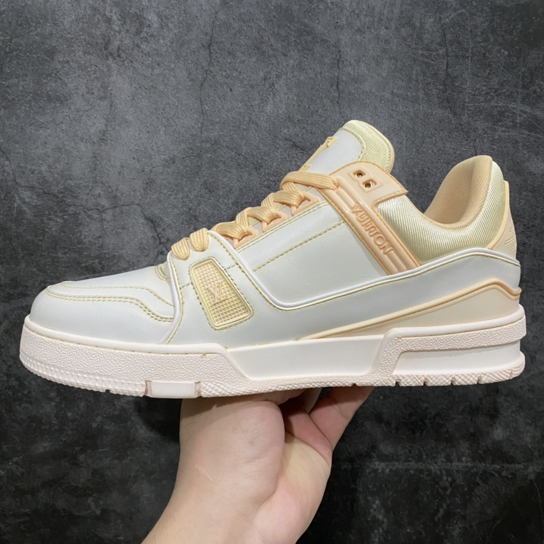 图片[3]-莞产最强版 LV Trainer 白浅黄 广州顶级版本 细节实拍如下所见即所得 非莆田档口货 可随意对比细节鞋型 无需过多文案描述 所有细节均可对标正品 原厂鞋舌尺码标 正确烫金字体 鞋舌厚度柔软度同步正品 原厂织麦标 一针一线纹路均同步正品 原厂刺绣立体饱满同步正品 原厂烫金手写logo 立体饱满有光泽 鞋头原厂皮料细腻柔软 原厂数据 字体粗细 大小光泽度同步正品 原厂空胶工艺 并非开胶同步正品 原厂中底布 logo清晰 一个后跟足矣秒杀所有 尺码：36-45-选品中心