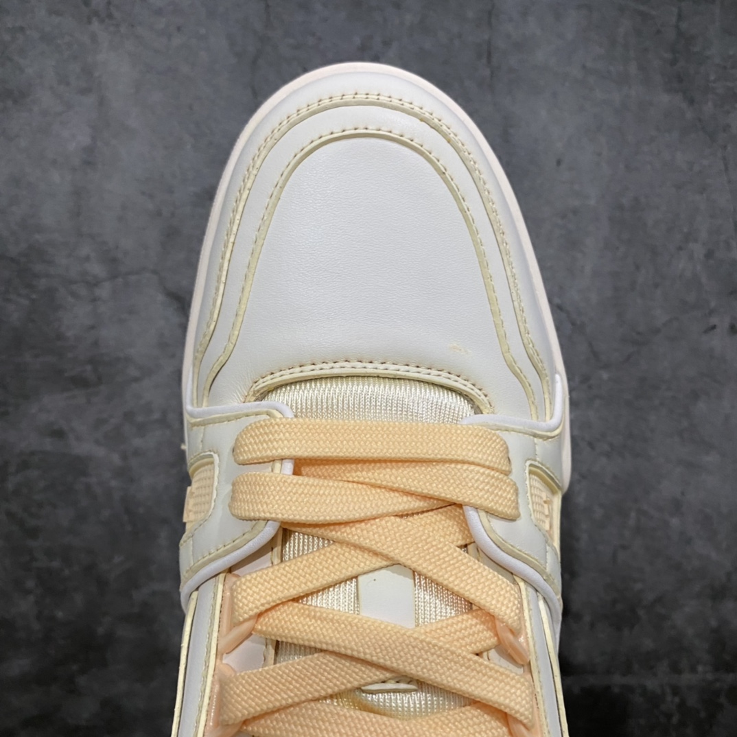 图片[5]-莞产最强版 LV Trainer 白浅黄 广州顶级版本 细节实拍如下所见即所得 非莆田档口货 可随意对比细节鞋型 无需过多文案描述 所有细节均可对标正品 原厂鞋舌尺码标 正确烫金字体 鞋舌厚度柔软度同步正品 原厂织麦标 一针一线纹路均同步正品 原厂刺绣立体饱满同步正品 原厂烫金手写logo 立体饱满有光泽 鞋头原厂皮料细腻柔软 原厂数据 字体粗细 大小光泽度同步正品 原厂空胶工艺 并非开胶同步正品 原厂中底布 logo清晰 一个后跟足矣秒杀所有 尺码：36-45-选品中心