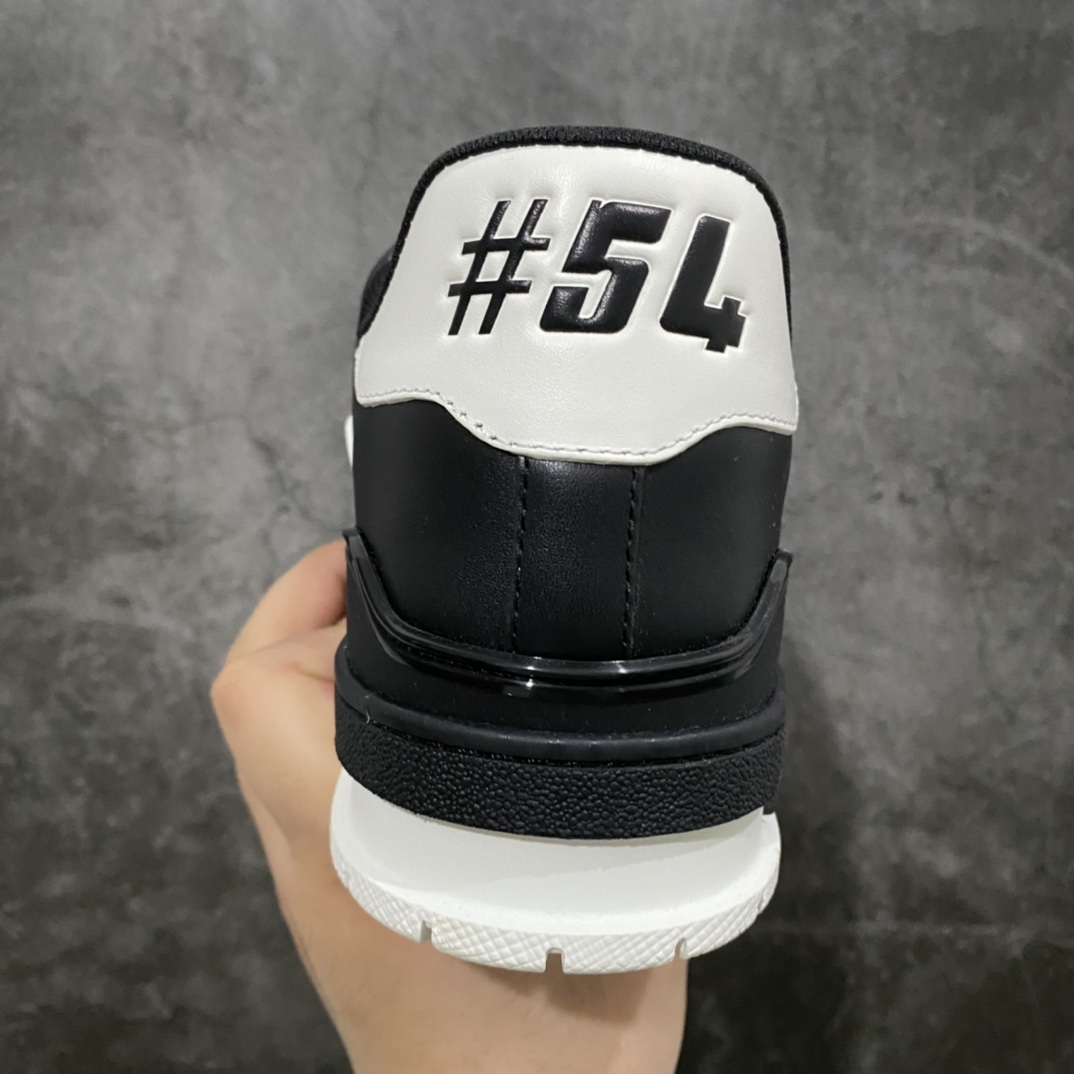 图片[4]-莞产最强版 LV Trainer 黑白色 广州顶级版本 细节实拍如下所见即所得 非莆田档口货 可随意对比细节鞋型 无需过多文案描述 所有细节均可对标正品 原厂鞋舌尺码标 正确烫金字体 鞋舌厚度柔软度同步正品 原厂织麦标 一针一线纹路均同步正品 原厂刺绣立体饱满同步正品 原厂烫金手写logo 立体饱满有光泽 鞋头原厂皮料细腻柔软 原厂数据 字体粗细 大小光泽度同步正品 原厂空胶工艺 并非开胶同步正品 原厂中底布 logo清晰 一个后跟足矣秒杀所有 尺码：36-45-选品中心