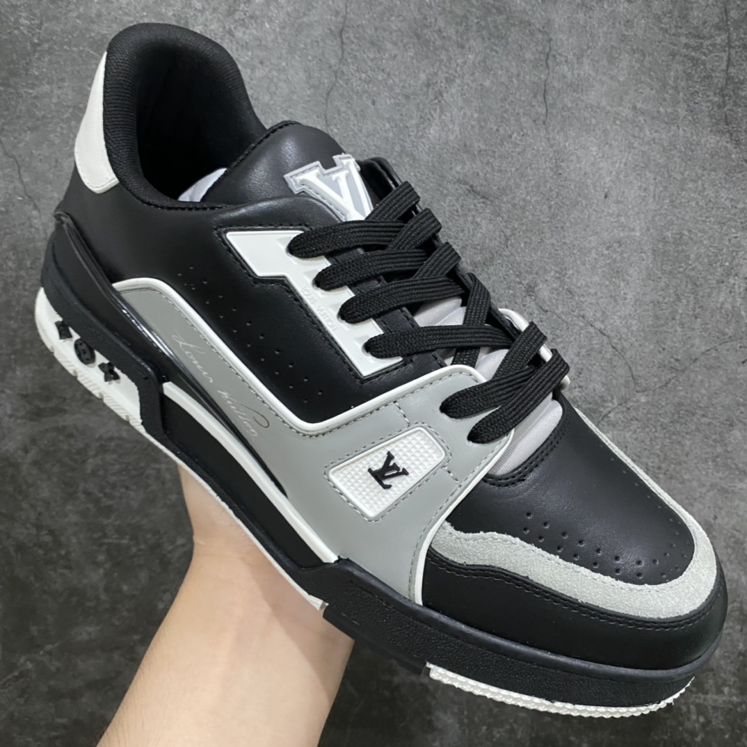 图片[3]-莞产最强版 LV Trainer 黑白色 广州顶级版本 细节实拍如下所见即所得 非莆田档口货 可随意对比细节鞋型 无需过多文案描述 所有细节均可对标正品 原厂鞋舌尺码标 正确烫金字体 鞋舌厚度柔软度同步正品 原厂织麦标 一针一线纹路均同步正品 原厂刺绣立体饱满同步正品 原厂烫金手写logo 立体饱满有光泽 鞋头原厂皮料细腻柔软 原厂数据 字体粗细 大小光泽度同步正品 原厂空胶工艺 并非开胶同步正品 原厂中底布 logo清晰 一个后跟足矣秒杀所有 尺码：36-45-选品中心