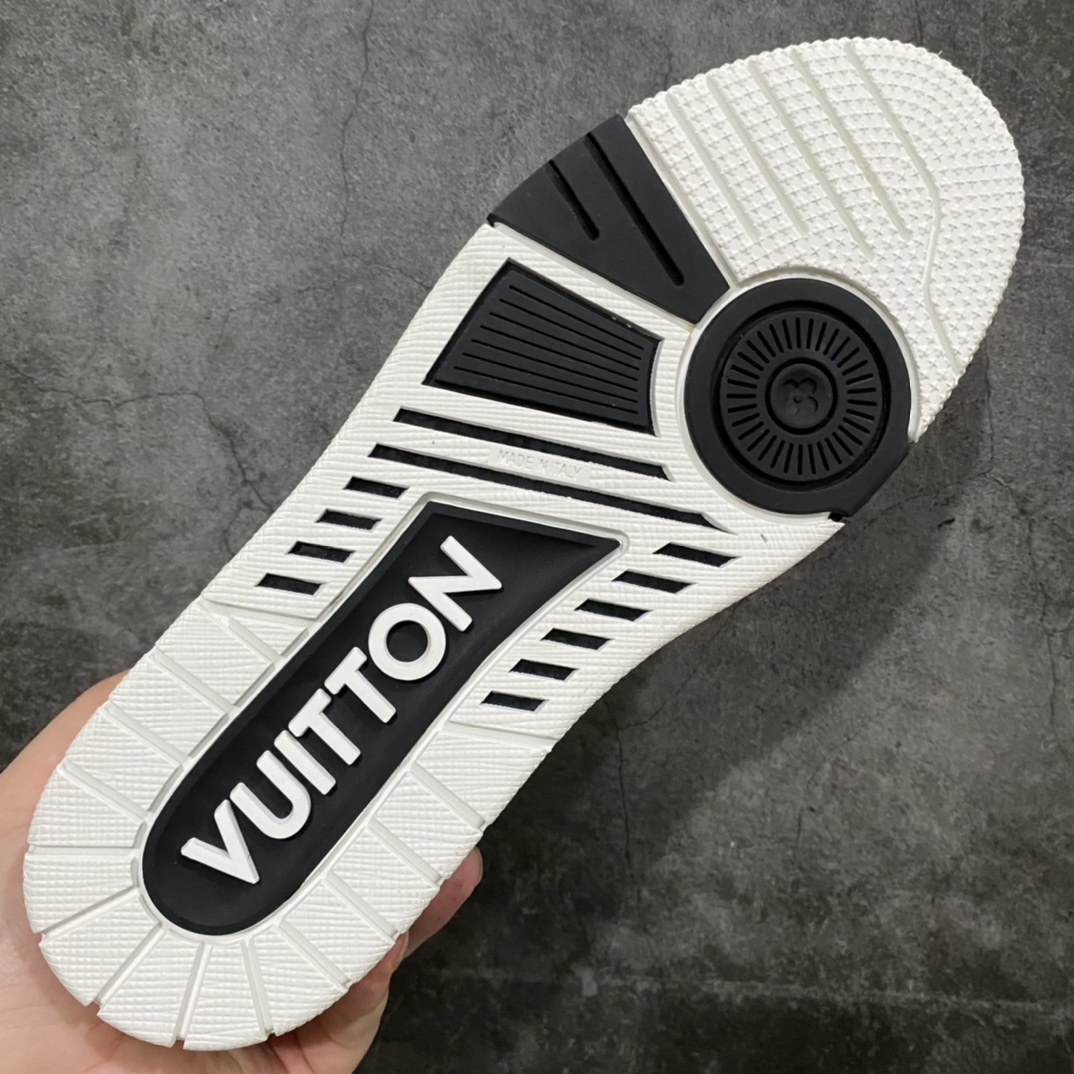 图片[9]-莞产最强版 LV Trainer 黑白色 广州顶级版本 细节实拍如下所见即所得 非莆田档口货 可随意对比细节鞋型 无需过多文案描述 所有细节均可对标正品 原厂鞋舌尺码标 正确烫金字体 鞋舌厚度柔软度同步正品 原厂织麦标 一针一线纹路均同步正品 原厂刺绣立体饱满同步正品 原厂烫金手写logo 立体饱满有光泽 鞋头原厂皮料细腻柔软 原厂数据 字体粗细 大小光泽度同步正品 原厂空胶工艺 并非开胶同步正品 原厂中底布 logo清晰 一个后跟足矣秒杀所有 尺码：36-45-选品中心