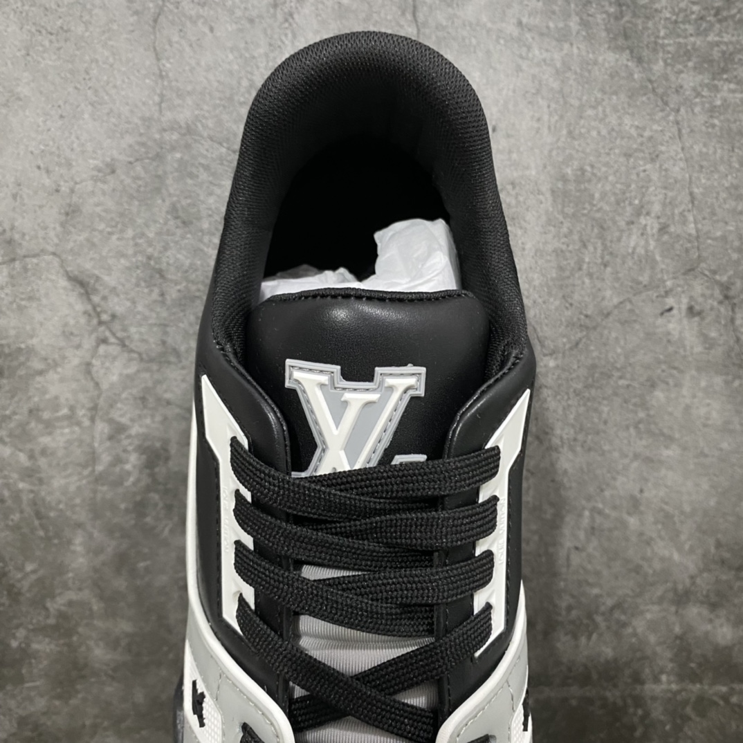 图片[8]-莞产最强版 LV Trainer 黑白色 广州顶级版本 细节实拍如下所见即所得 非莆田档口货 可随意对比细节鞋型 无需过多文案描述 所有细节均可对标正品 原厂鞋舌尺码标 正确烫金字体 鞋舌厚度柔软度同步正品 原厂织麦标 一针一线纹路均同步正品 原厂刺绣立体饱满同步正品 原厂烫金手写logo 立体饱满有光泽 鞋头原厂皮料细腻柔软 原厂数据 字体粗细 大小光泽度同步正品 原厂空胶工艺 并非开胶同步正品 原厂中底布 logo清晰 一个后跟足矣秒杀所有 尺码：36-45-选品中心