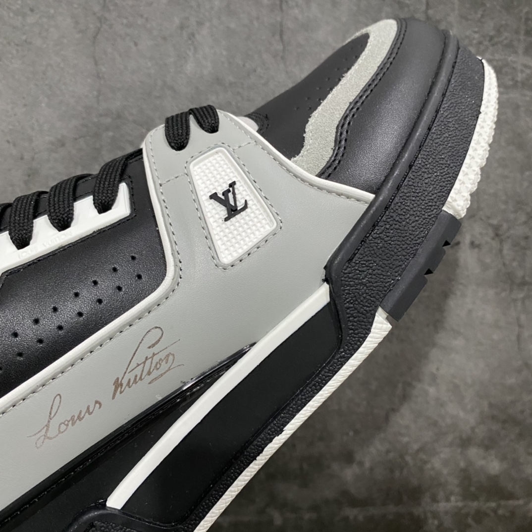 图片[6]-莞产最强版 LV Trainer 黑白色 广州顶级版本 细节实拍如下所见即所得 非莆田档口货 可随意对比细节鞋型 无需过多文案描述 所有细节均可对标正品 原厂鞋舌尺码标 正确烫金字体 鞋舌厚度柔软度同步正品 原厂织麦标 一针一线纹路均同步正品 原厂刺绣立体饱满同步正品 原厂烫金手写logo 立体饱满有光泽 鞋头原厂皮料细腻柔软 原厂数据 字体粗细 大小光泽度同步正品 原厂空胶工艺 并非开胶同步正品 原厂中底布 logo清晰 一个后跟足矣秒杀所有 尺码：36-45-选品中心