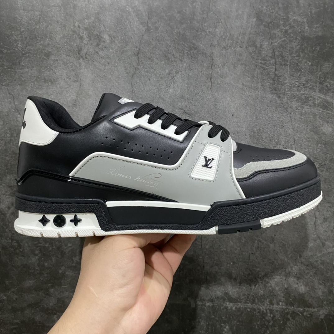 莞产最强版 LV Trainer 黑白色 广州顶级版本 细节实拍如下所见即所得 非莆田档口货 可随意对比细节鞋型 无需过多文案描述 所有细节均可对标正品 原厂鞋舌尺码标 正确烫金字体 鞋舌厚度柔软度同步正品 原厂织麦标 一针一线纹路均同步正品 原厂刺绣立体饱满同步正品 原厂烫金手写logo 立体饱满有光泽 鞋头原厂皮料细腻柔软 原厂数据 字体粗细 大小光泽度同步正品 原厂空胶工艺 并非开胶同步正品 原厂中底布 logo清晰 一个后跟足矣秒杀所有 尺码:36-45-选品中心