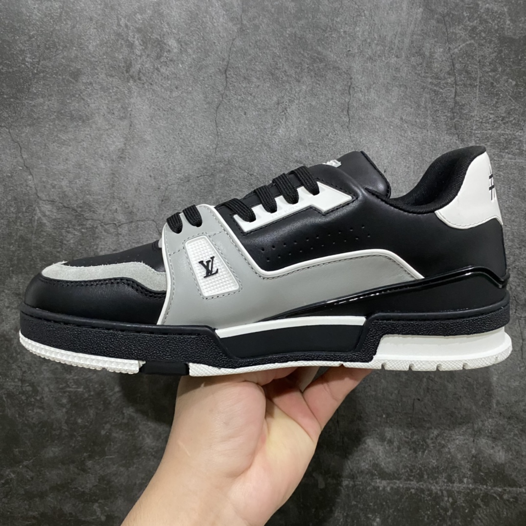 图片[2]-莞产最强版 LV Trainer 黑白色 广州顶级版本 细节实拍如下所见即所得 非莆田档口货 可随意对比细节鞋型 无需过多文案描述 所有细节均可对标正品 原厂鞋舌尺码标 正确烫金字体 鞋舌厚度柔软度同步正品 原厂织麦标 一针一线纹路均同步正品 原厂刺绣立体饱满同步正品 原厂烫金手写logo 立体饱满有光泽 鞋头原厂皮料细腻柔软 原厂数据 字体粗细 大小光泽度同步正品 原厂空胶工艺 并非开胶同步正品 原厂中底布 logo清晰 一个后跟足矣秒杀所有 尺码：36-45-选品中心