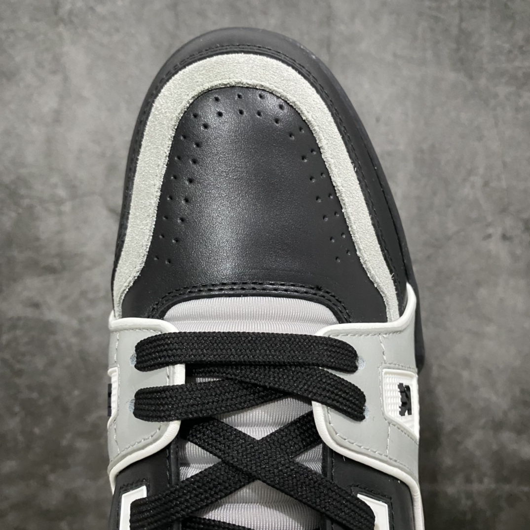 图片[5]-莞产最强版 LV Trainer 黑白色 广州顶级版本 细节实拍如下所见即所得 非莆田档口货 可随意对比细节鞋型 无需过多文案描述 所有细节均可对标正品 原厂鞋舌尺码标 正确烫金字体 鞋舌厚度柔软度同步正品 原厂织麦标 一针一线纹路均同步正品 原厂刺绣立体饱满同步正品 原厂烫金手写logo 立体饱满有光泽 鞋头原厂皮料细腻柔软 原厂数据 字体粗细 大小光泽度同步正品 原厂空胶工艺 并非开胶同步正品 原厂中底布 logo清晰 一个后跟足矣秒杀所有 尺码：36-45-选品中心