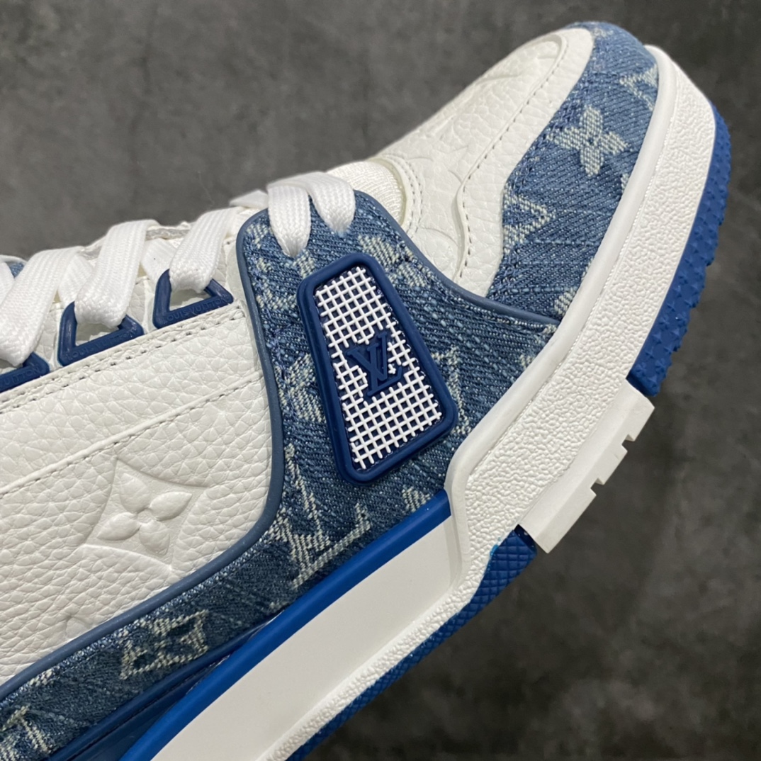 图片[6]-莞产最强版 LV Trainer 白蓝牛仔 广州顶级版本 细节实拍如下所见即所得 非莆田档口货 可随意对比细节鞋型 无需过多文案描述 所有细节均可对标正品 原厂鞋舌尺码标 正确烫金字体 鞋舌厚度柔软度同步正品 原厂织麦标 一针一线纹路均同步正品 原厂刺绣立体饱满同步正品 原厂烫金手写logo 立体饱满有光泽 鞋头原厂皮料细腻柔软 原厂数据 字体粗细 大小光泽度同步正品 原厂空胶工艺 并非开胶同步正品 原厂中底布 logo清晰 一个后跟足矣秒杀所有 尺码：36-45-选品中心
