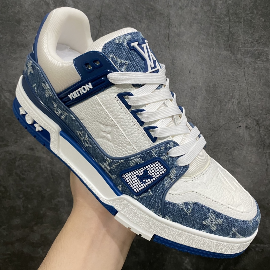 图片[3]-莞产最强版 LV Trainer 白蓝牛仔 广州顶级版本 细节实拍如下所见即所得 非莆田档口货 可随意对比细节鞋型 无需过多文案描述 所有细节均可对标正品 原厂鞋舌尺码标 正确烫金字体 鞋舌厚度柔软度同步正品 原厂织麦标 一针一线纹路均同步正品 原厂刺绣立体饱满同步正品 原厂烫金手写logo 立体饱满有光泽 鞋头原厂皮料细腻柔软 原厂数据 字体粗细 大小光泽度同步正品 原厂空胶工艺 并非开胶同步正品 原厂中底布 logo清晰 一个后跟足矣秒杀所有 尺码：36-45-选品中心