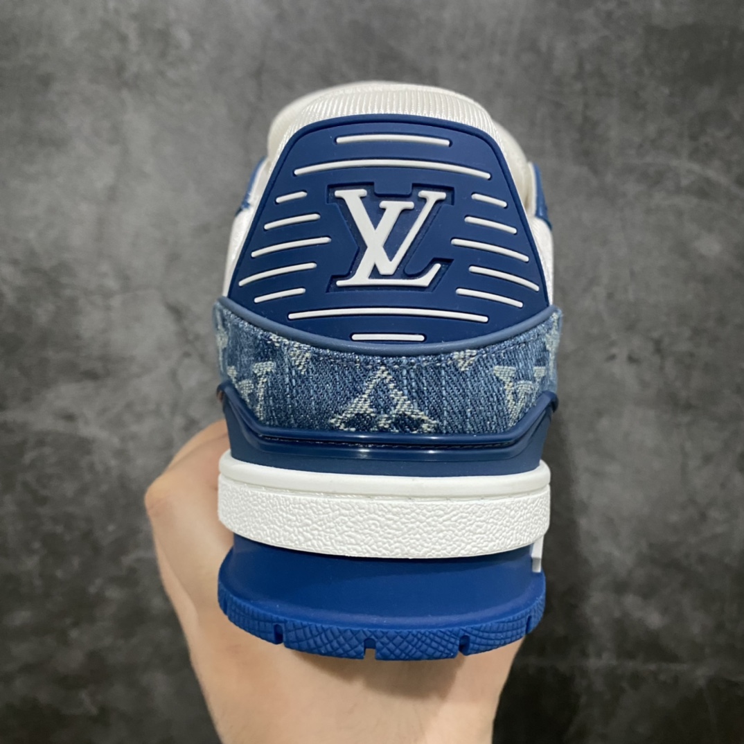 图片[4]-莞产最强版 LV Trainer 白蓝牛仔 广州顶级版本 细节实拍如下所见即所得 非莆田档口货 可随意对比细节鞋型 无需过多文案描述 所有细节均可对标正品 原厂鞋舌尺码标 正确烫金字体 鞋舌厚度柔软度同步正品 原厂织麦标 一针一线纹路均同步正品 原厂刺绣立体饱满同步正品 原厂烫金手写logo 立体饱满有光泽 鞋头原厂皮料细腻柔软 原厂数据 字体粗细 大小光泽度同步正品 原厂空胶工艺 并非开胶同步正品 原厂中底布 logo清晰 一个后跟足矣秒杀所有 尺码：36-45-选品中心