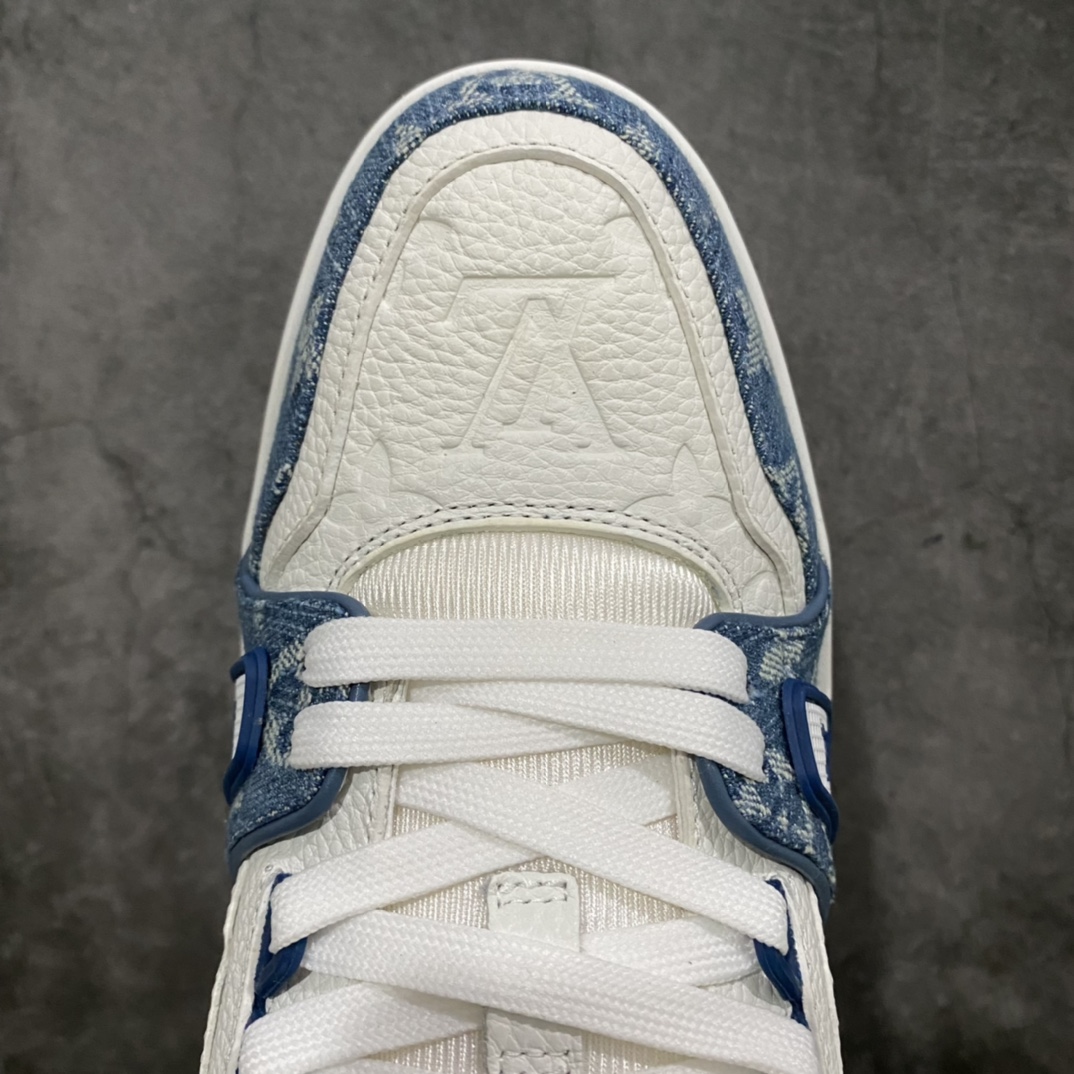 图片[5]-莞产最强版 LV Trainer 白蓝牛仔 广州顶级版本 细节实拍如下所见即所得 非莆田档口货 可随意对比细节鞋型 无需过多文案描述 所有细节均可对标正品 原厂鞋舌尺码标 正确烫金字体 鞋舌厚度柔软度同步正品 原厂织麦标 一针一线纹路均同步正品 原厂刺绣立体饱满同步正品 原厂烫金手写logo 立体饱满有光泽 鞋头原厂皮料细腻柔软 原厂数据 字体粗细 大小光泽度同步正品 原厂空胶工艺 并非开胶同步正品 原厂中底布 logo清晰 一个后跟足矣秒杀所有 尺码：36-45-选品中心