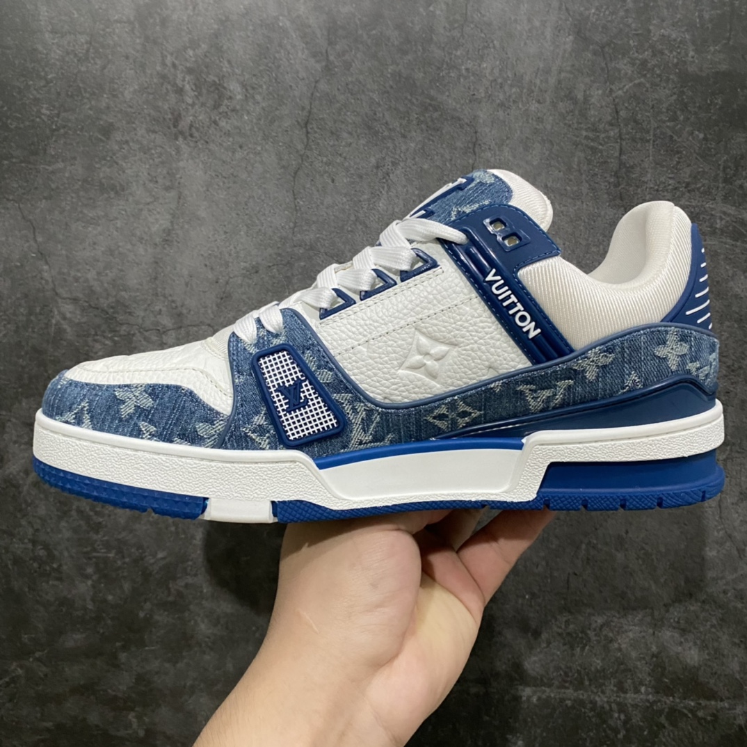 图片[2]-莞产最强版 LV Trainer 白蓝牛仔 广州顶级版本 细节实拍如下所见即所得 非莆田档口货 可随意对比细节鞋型 无需过多文案描述 所有细节均可对标正品 原厂鞋舌尺码标 正确烫金字体 鞋舌厚度柔软度同步正品 原厂织麦标 一针一线纹路均同步正品 原厂刺绣立体饱满同步正品 原厂烫金手写logo 立体饱满有光泽 鞋头原厂皮料细腻柔软 原厂数据 字体粗细 大小光泽度同步正品 原厂空胶工艺 并非开胶同步正品 原厂中底布 logo清晰 一个后跟足矣秒杀所有 尺码：36-45-选品中心