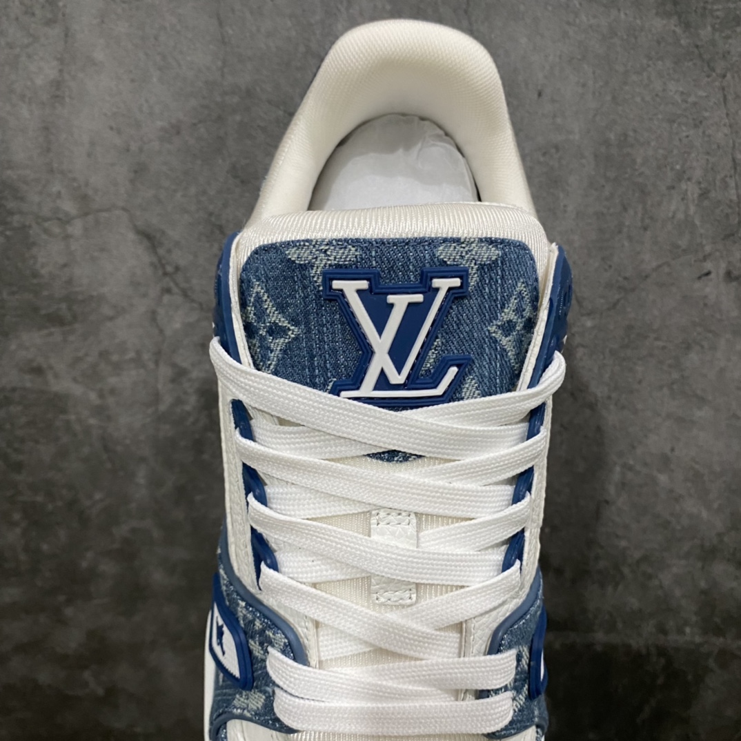 图片[8]-莞产最强版 LV Trainer 白蓝牛仔 广州顶级版本 细节实拍如下所见即所得 非莆田档口货 可随意对比细节鞋型 无需过多文案描述 所有细节均可对标正品 原厂鞋舌尺码标 正确烫金字体 鞋舌厚度柔软度同步正品 原厂织麦标 一针一线纹路均同步正品 原厂刺绣立体饱满同步正品 原厂烫金手写logo 立体饱满有光泽 鞋头原厂皮料细腻柔软 原厂数据 字体粗细 大小光泽度同步正品 原厂空胶工艺 并非开胶同步正品 原厂中底布 logo清晰 一个后跟足矣秒杀所有 尺码：36-45-选品中心