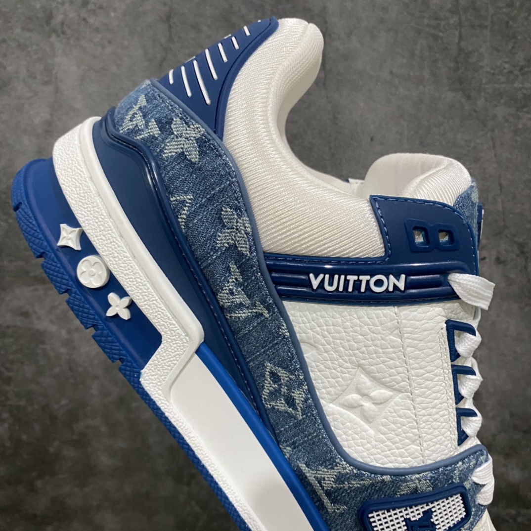 图片[7]-莞产最强版 LV Trainer 白蓝牛仔 广州顶级版本 细节实拍如下所见即所得 非莆田档口货 可随意对比细节鞋型 无需过多文案描述 所有细节均可对标正品 原厂鞋舌尺码标 正确烫金字体 鞋舌厚度柔软度同步正品 原厂织麦标 一针一线纹路均同步正品 原厂刺绣立体饱满同步正品 原厂烫金手写logo 立体饱满有光泽 鞋头原厂皮料细腻柔软 原厂数据 字体粗细 大小光泽度同步正品 原厂空胶工艺 并非开胶同步正品 原厂中底布 logo清晰 一个后跟足矣秒杀所有 尺码：36-45-选品中心
