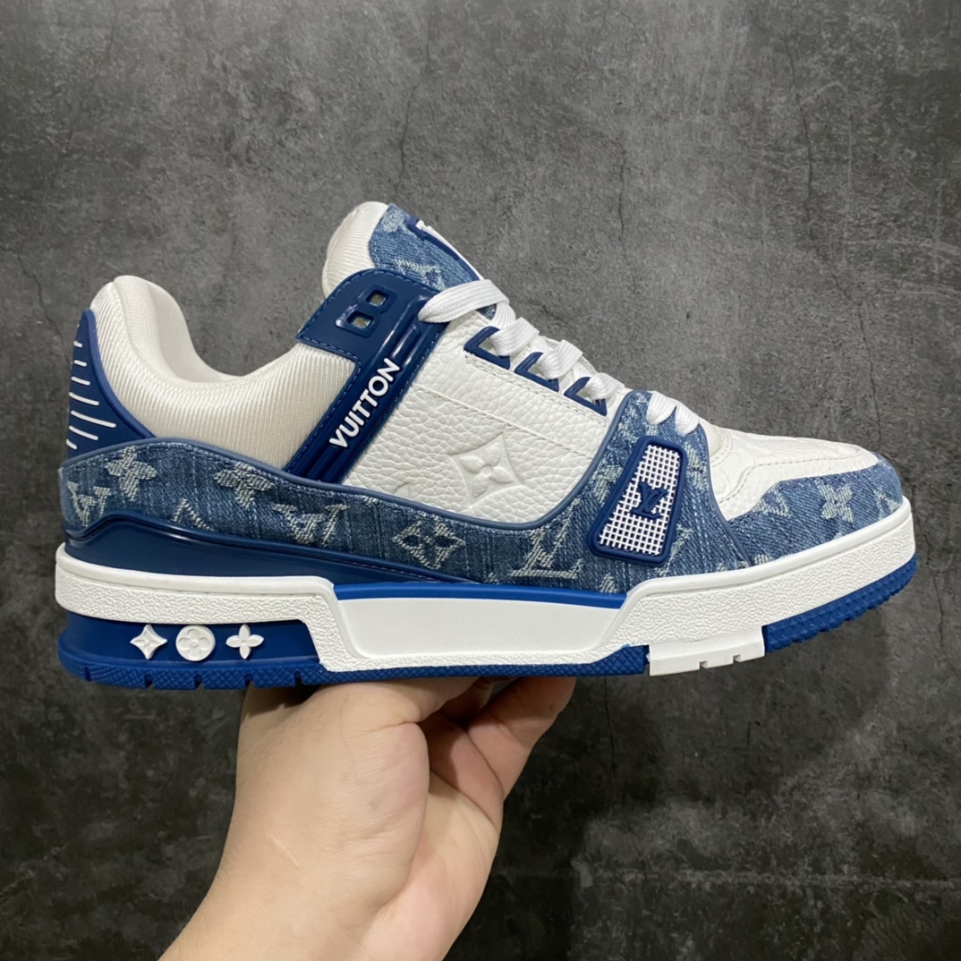 莞产最强版 LV Trainer 白蓝牛仔 广州顶级版本 细节实拍如下所见即所得 非莆田档口货 可随意对比细节鞋型 无需过多文案描述 所有细节均可对标正品 原厂鞋舌尺码标 正确烫金字体 鞋舌厚度柔软度同步正品 原厂织麦标 一针一线纹路均同步正品 原厂刺绣立体饱满同步正品 原厂烫金手写logo 立体饱满有光泽 鞋头原厂皮料细腻柔软 原厂数据 字体粗细 大小光泽度同步正品 原厂空胶工艺 并非开胶同步正品 原厂中底布 logo清晰 一个后跟足矣秒杀所有 尺码:36-45-选品中心