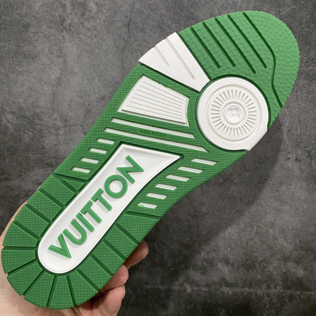 图片[9]-莞产最强版 LV Trainer 白绿牛仔 广州顶级版本 细节实拍如下所见即所得 非莆田档口货 可随意对比细节鞋型 无需过多文案描述 所有细节均可对标正品 原厂鞋舌尺码标 正确烫金字体 鞋舌厚度柔软度同步正品 原厂织麦标 一针一线纹路均同步正品 原厂刺绣立体饱满同步正品 原厂烫金手写logo 立体饱满有光泽 鞋头原厂皮料细腻柔软 原厂数据 字体粗细 大小光泽度同步正品 原厂空胶工艺 并非开胶同步正品 原厂中底布 logo清晰 一个后跟足矣秒杀所有 尺码：36-45-选品中心