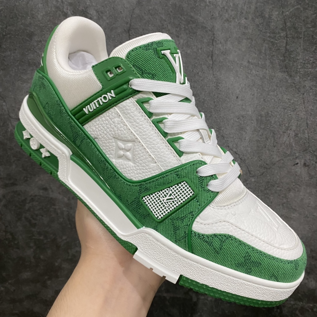 图片[3]-莞产最强版 LV Trainer 白绿牛仔 广州顶级版本 细节实拍如下所见即所得 非莆田档口货 可随意对比细节鞋型 无需过多文案描述 所有细节均可对标正品 原厂鞋舌尺码标 正确烫金字体 鞋舌厚度柔软度同步正品 原厂织麦标 一针一线纹路均同步正品 原厂刺绣立体饱满同步正品 原厂烫金手写logo 立体饱满有光泽 鞋头原厂皮料细腻柔软 原厂数据 字体粗细 大小光泽度同步正品 原厂空胶工艺 并非开胶同步正品 原厂中底布 logo清晰 一个后跟足矣秒杀所有 尺码：36-45-选品中心