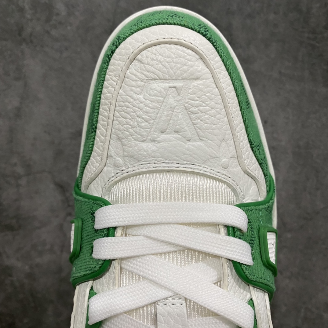 图片[5]-莞产最强版 LV Trainer 白绿牛仔 广州顶级版本 细节实拍如下所见即所得 非莆田档口货 可随意对比细节鞋型 无需过多文案描述 所有细节均可对标正品 原厂鞋舌尺码标 正确烫金字体 鞋舌厚度柔软度同步正品 原厂织麦标 一针一线纹路均同步正品 原厂刺绣立体饱满同步正品 原厂烫金手写logo 立体饱满有光泽 鞋头原厂皮料细腻柔软 原厂数据 字体粗细 大小光泽度同步正品 原厂空胶工艺 并非开胶同步正品 原厂中底布 logo清晰 一个后跟足矣秒杀所有 尺码：36-45-选品中心