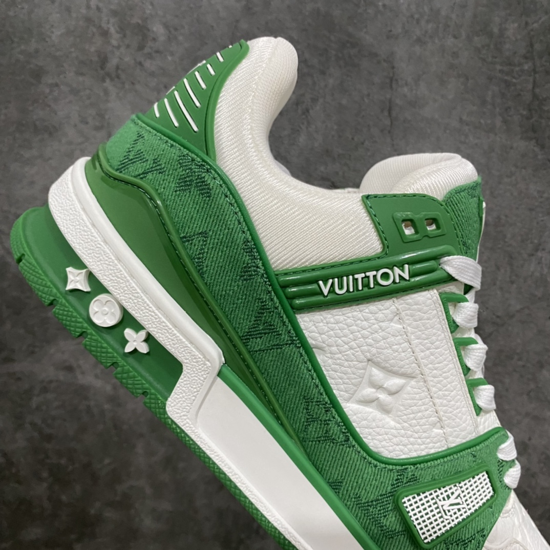 图片[7]-莞产最强版 LV Trainer 白绿牛仔 广州顶级版本 细节实拍如下所见即所得 非莆田档口货 可随意对比细节鞋型 无需过多文案描述 所有细节均可对标正品 原厂鞋舌尺码标 正确烫金字体 鞋舌厚度柔软度同步正品 原厂织麦标 一针一线纹路均同步正品 原厂刺绣立体饱满同步正品 原厂烫金手写logo 立体饱满有光泽 鞋头原厂皮料细腻柔软 原厂数据 字体粗细 大小光泽度同步正品 原厂空胶工艺 并非开胶同步正品 原厂中底布 logo清晰 一个后跟足矣秒杀所有 尺码：36-45-选品中心