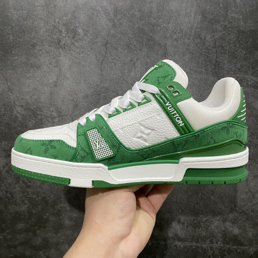 图片[2]-莞产最强版 LV Trainer 白绿牛仔 广州顶级版本 细节实拍如下所见即所得 非莆田档口货 可随意对比细节鞋型 无需过多文案描述 所有细节均可对标正品 原厂鞋舌尺码标 正确烫金字体 鞋舌厚度柔软度同步正品 原厂织麦标 一针一线纹路均同步正品 原厂刺绣立体饱满同步正品 原厂烫金手写logo 立体饱满有光泽 鞋头原厂皮料细腻柔软 原厂数据 字体粗细 大小光泽度同步正品 原厂空胶工艺 并非开胶同步正品 原厂中底布 logo清晰 一个后跟足矣秒杀所有 尺码：36-45-选品中心