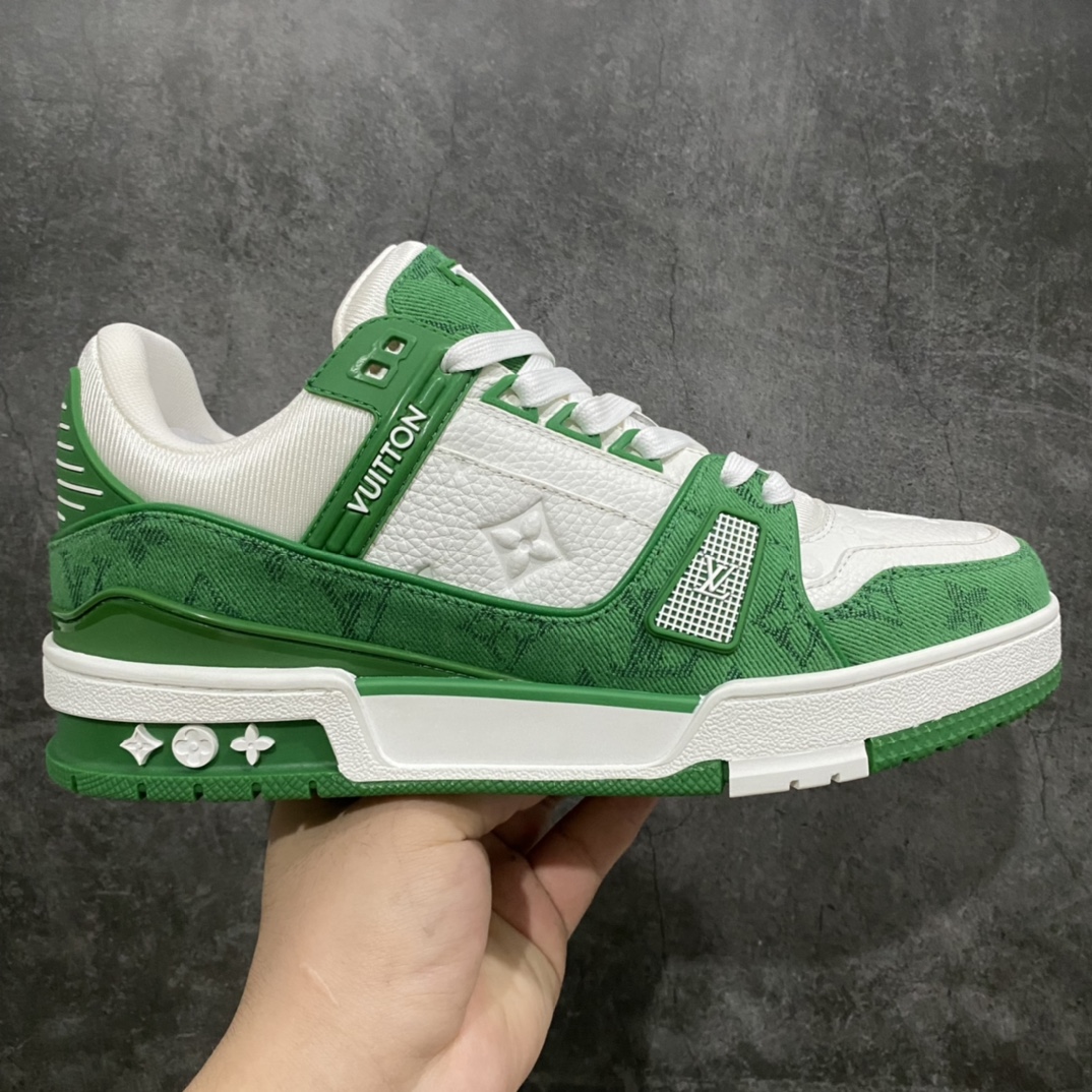 莞产最强版 LV Trainer 白绿牛仔 广州顶级版本 细节实拍如下所见即所得 非莆田档口货 可随意对比细节鞋型 无需过多文案描述 所有细节均可对标正品 原厂鞋舌尺码标 正确烫金字体 鞋舌厚度柔软度同步正品 原厂织麦标 一针一线纹路均同步正品 原厂刺绣立体饱满同步正品 原厂烫金手写logo 立体饱满有光泽 鞋头原厂皮料细腻柔软 原厂数据 字体粗细 大小光泽度同步正品 原厂空胶工艺 并非开胶同步正品 原厂中底布 logo清晰 一个后跟足矣秒杀所有 尺码:36-45-选品中心