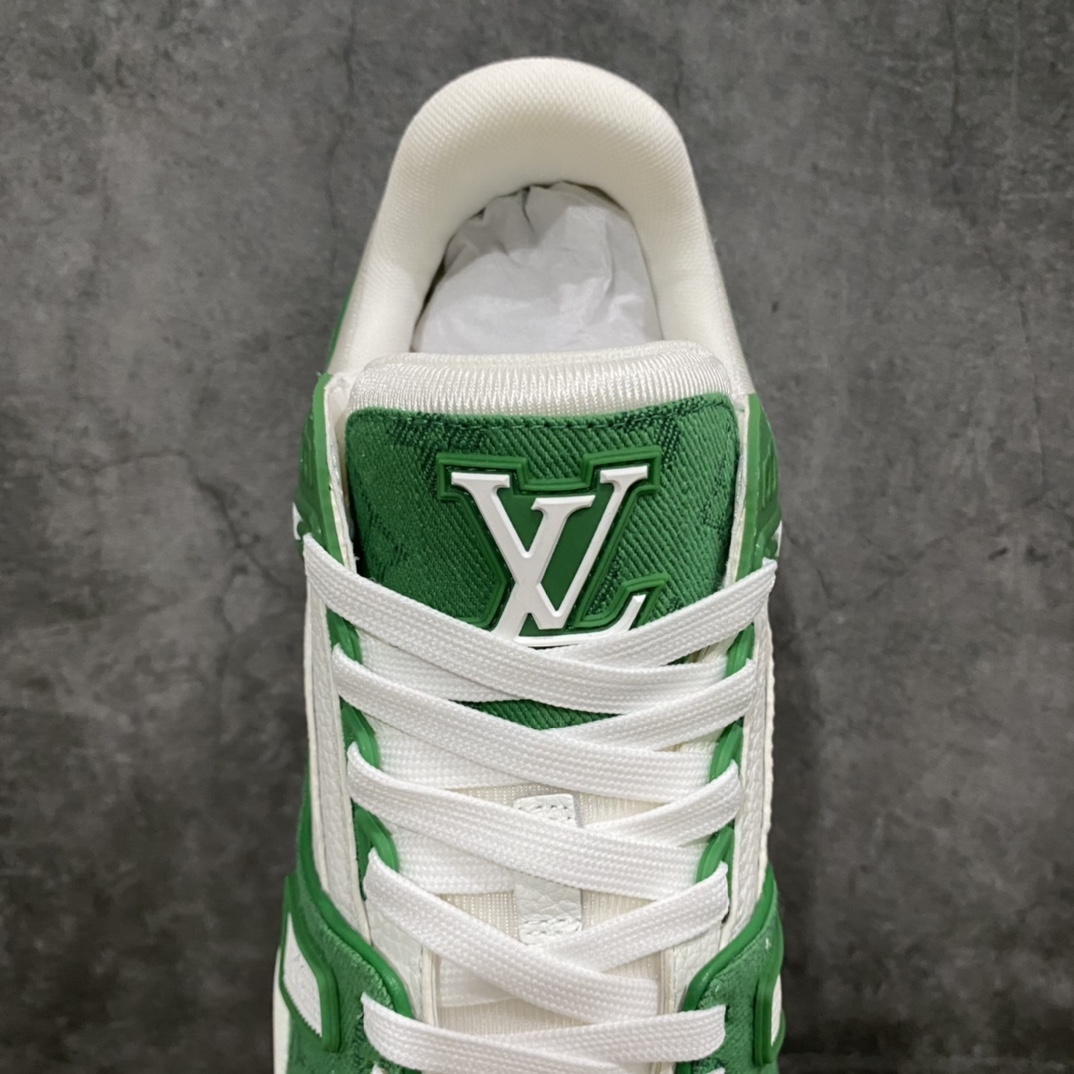 图片[8]-莞产最强版 LV Trainer 白绿牛仔 广州顶级版本 细节实拍如下所见即所得 非莆田档口货 可随意对比细节鞋型 无需过多文案描述 所有细节均可对标正品 原厂鞋舌尺码标 正确烫金字体 鞋舌厚度柔软度同步正品 原厂织麦标 一针一线纹路均同步正品 原厂刺绣立体饱满同步正品 原厂烫金手写logo 立体饱满有光泽 鞋头原厂皮料细腻柔软 原厂数据 字体粗细 大小光泽度同步正品 原厂空胶工艺 并非开胶同步正品 原厂中底布 logo清晰 一个后跟足矣秒杀所有 尺码：36-45-选品中心