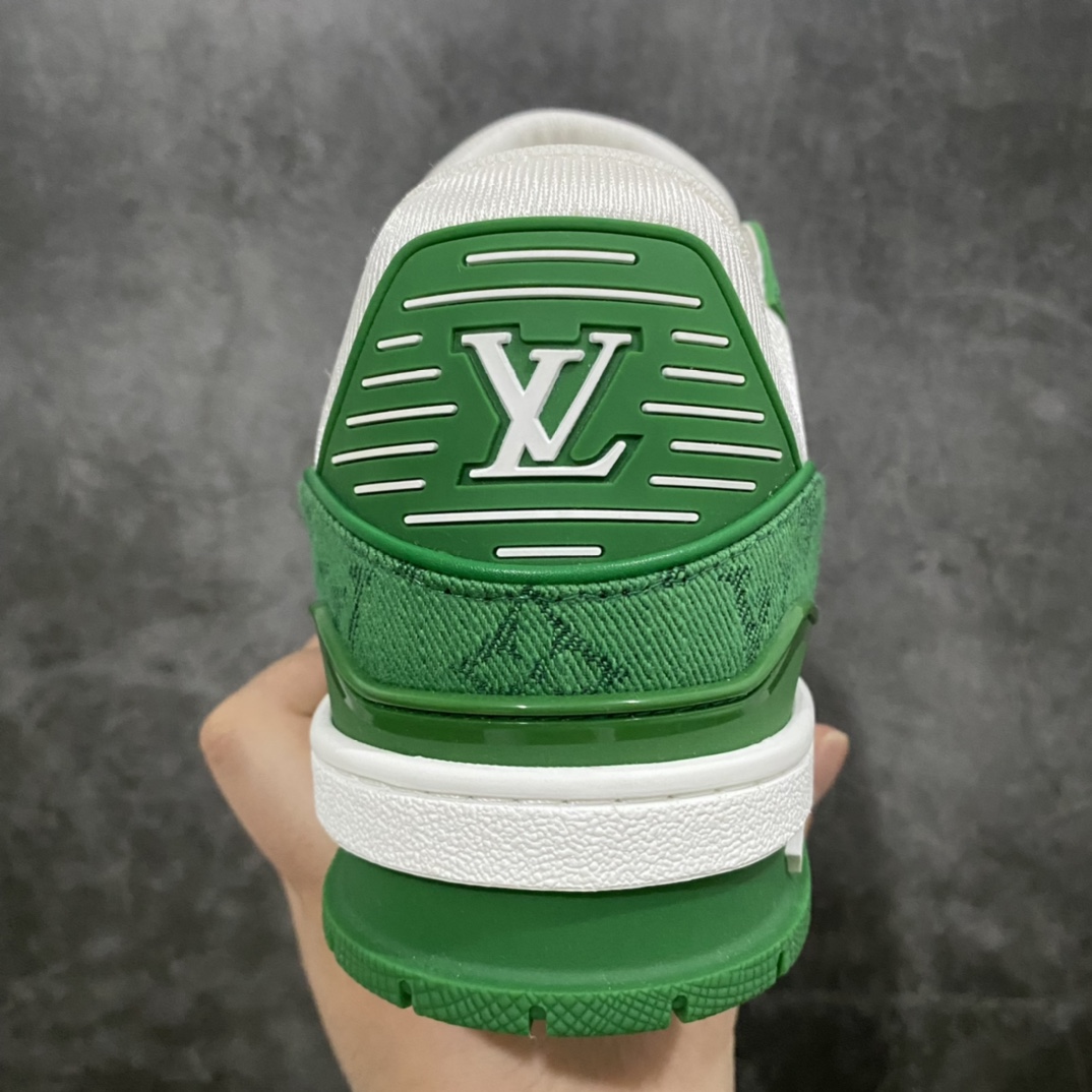 图片[4]-莞产最强版 LV Trainer 白绿牛仔 广州顶级版本 细节实拍如下所见即所得 非莆田档口货 可随意对比细节鞋型 无需过多文案描述 所有细节均可对标正品 原厂鞋舌尺码标 正确烫金字体 鞋舌厚度柔软度同步正品 原厂织麦标 一针一线纹路均同步正品 原厂刺绣立体饱满同步正品 原厂烫金手写logo 立体饱满有光泽 鞋头原厂皮料细腻柔软 原厂数据 字体粗细 大小光泽度同步正品 原厂空胶工艺 并非开胶同步正品 原厂中底布 logo清晰 一个后跟足矣秒杀所有 尺码：36-45-选品中心
