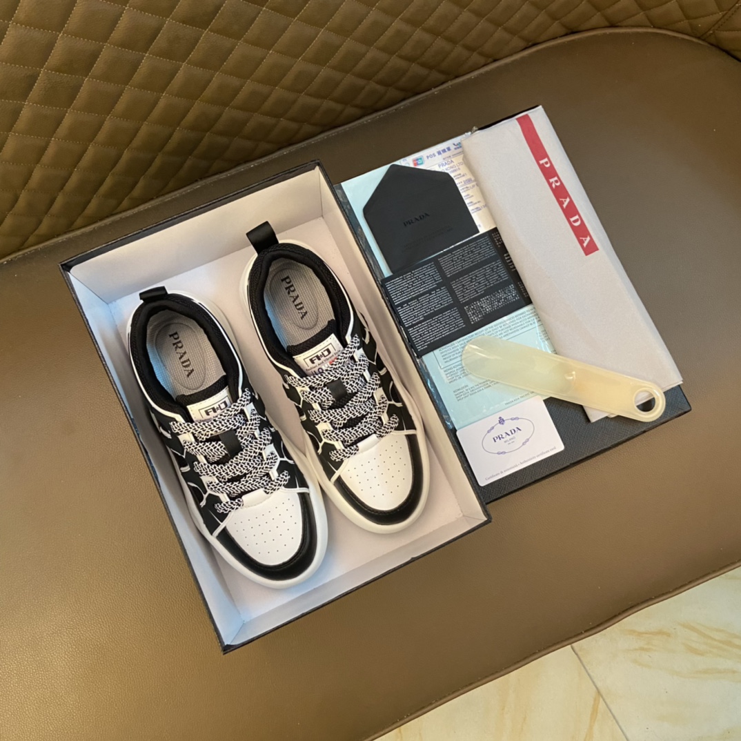 I5   普拉达～独特现代风运动鞋。专柜代购休闲鞋 男士2022专柜同步发售，意大利进口原版品牌精选头柔软特殊材质。 拒绝脱色磨脚鞋底：原厂特供原版底， 超酷 法国懒人风格设计 懒人套脚套脚 原单品质 超舒服原版底 。 适合户外司机驾车完美 ，男鞋
