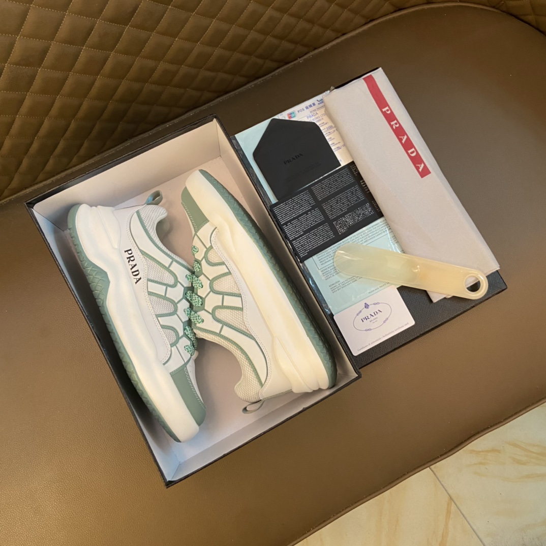 I5   普拉达～独特现代风运动鞋。专柜代购休闲鞋 男士2022专柜同步发售，意大利进口原版品牌精选头柔软特殊材质。 拒绝脱色磨脚鞋底：原厂特供原版底， 超酷 法国懒人风格设计 懒人套脚套脚 原单品质 超舒服原版底 。 适合户外司机驾车完美 ，男鞋