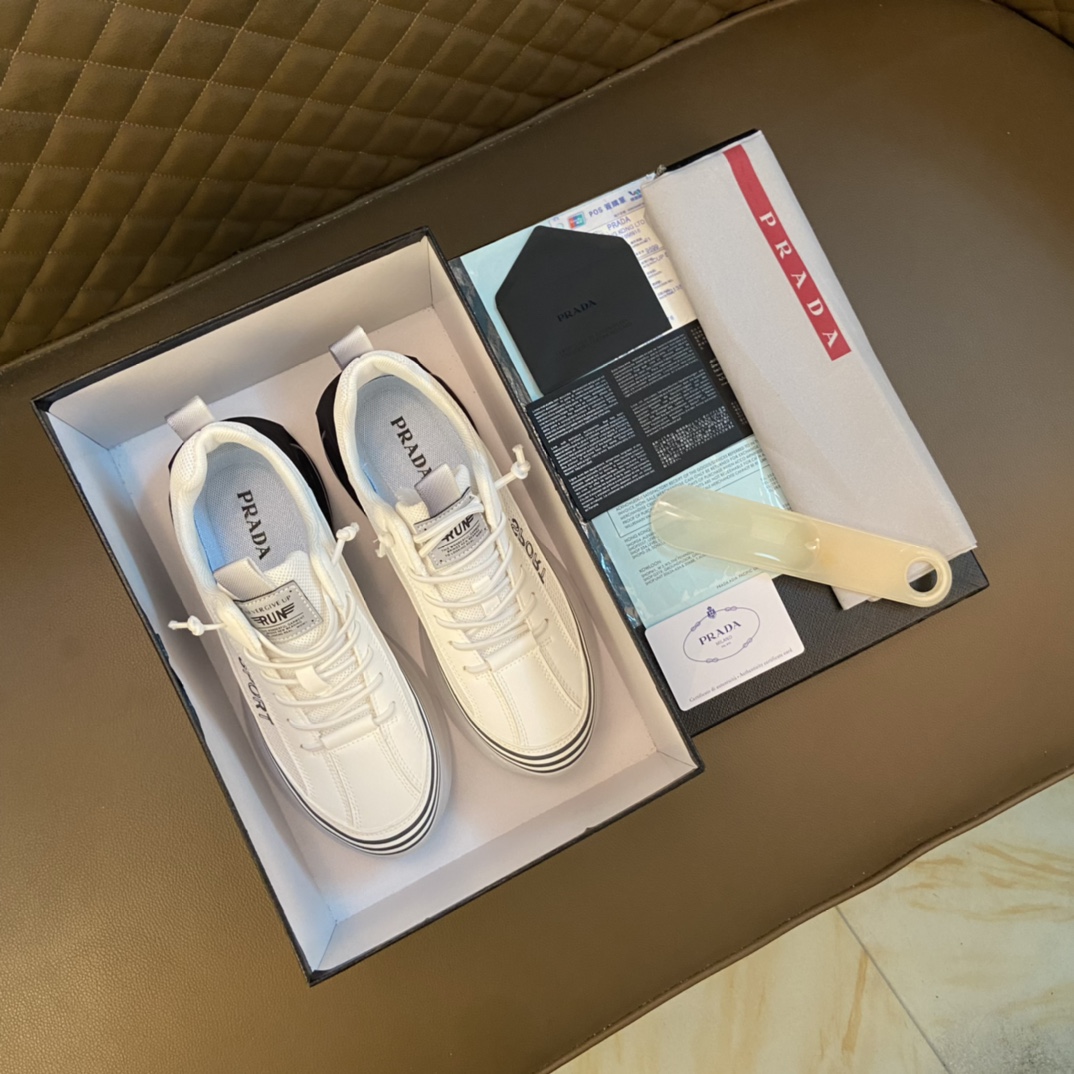 I0   普拉达～独特现代风运动鞋。专柜代购休闲鞋 男士2022专柜同步发售，意大利进口原版品牌精选头柔软特殊材质。 拒绝脱色磨脚鞋底：原厂特供原版底， 超酷 法国懒人风格设计 懒人套脚套脚 原单品质 超舒服原版底 。 适合户外司机驾车完美 ，男鞋