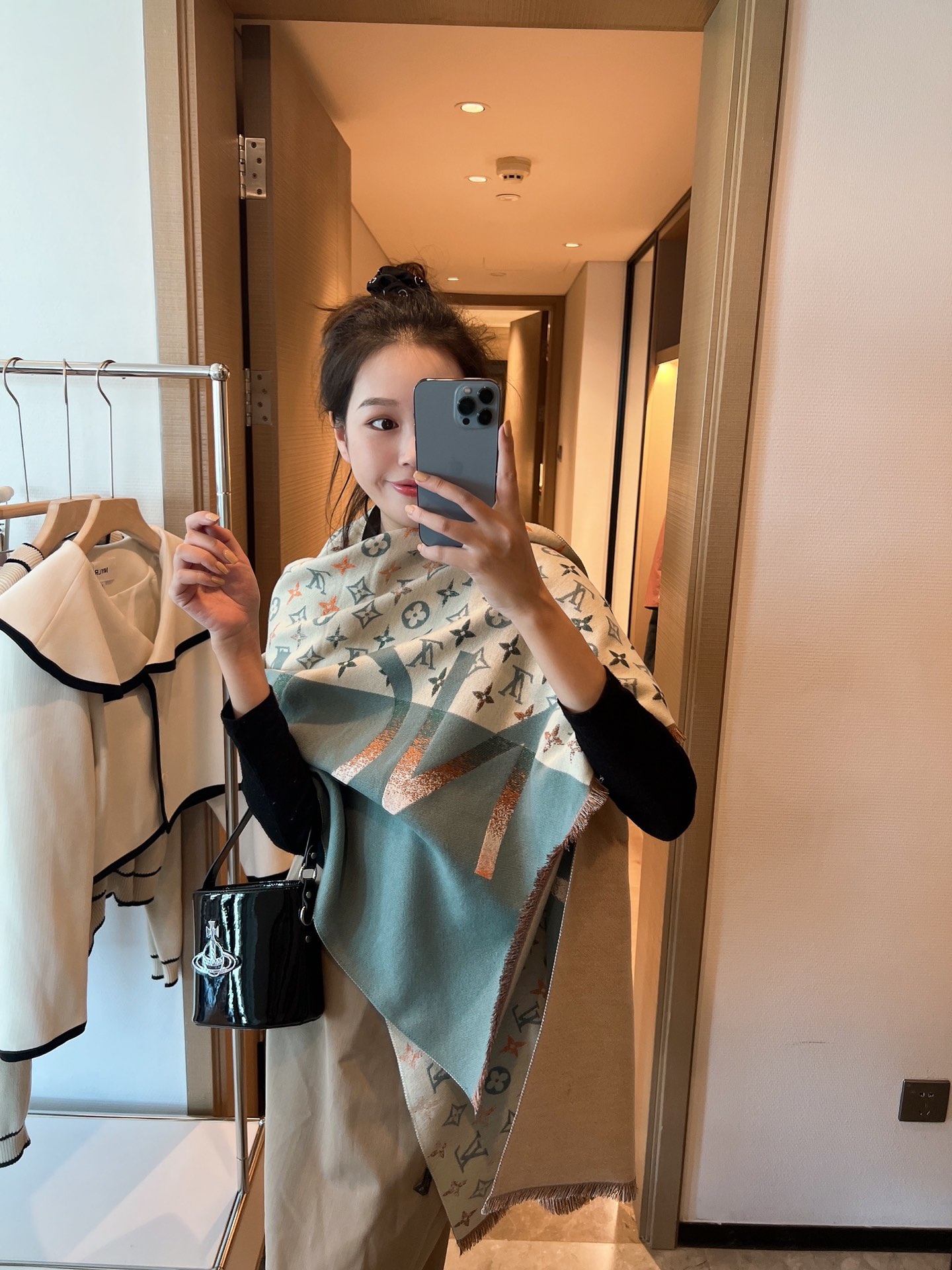 NO:163135,The most convenient and high-end fashion sense that can be picked up by LV (Cashmere Long Scarf) is awesome. This price is really worth it. LV’s rare cashmere herringbone long scarf export orders are the most fashionable autumn and winter hottest products in LV!  Long scarves are all special designs that are invincible and popular!  All yarns are imported for cashmere, herringbone patterns, and Lv letters are very tight and neat, so they are taken directly to the counter to ~~ What's special about this model is that the style is the most classic and pleasing Monogram presbyterian in Lv, and it is also a long scarf design, which is very easy to control!  !  Classic luxury!  This kind of goods has always been not enough to divide. There are too many monks and fewer meats. You should snatch them and cherish them. Don’t say a word more. Close your eyes and grab them. There is no one sold out. Ordinary scarves, ordinary scarves, louis vuitton19860909批Lv（羊绒长巾）最可以信手拈来的高级时髦感品质超级赞,这个价格真心超值到家了Lv难得的羊绒人字纹长巾出口订单老花是LV最时髦的秋冬爆款！长巾都是特别的设计无敌热卖！全部纱线进口客供羊绒,人字纹纹路,Lv字母非常紧密工整,直接带着去专柜浪~~此款的特别之处就在于款式是Lv最经典最耐看的Monogram老花,又是长巾设计,非常好驾驭！！经典奢华！这种货色一向都是不够瓜分.僧多肉少.你们且抢且珍惜 话多一句都不说.闭眼抢.售完多一条都没有.普通围巾,普通围巾,louis vuitton,scarf