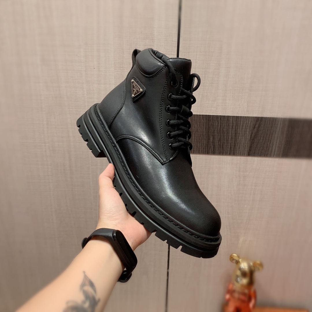 高帮靴  J0    Prada 普拉达 最新爆款休闲皮鞋靴子, 顶端品牌[勾引]奢侈～代购，顶级～质量。专柜同卖产品[强]鞋面選用进口透气牛皮材质透气羊皮内里精细做工。原版个性时尚柔软橡膠耐磨防滑大底，上脚轻巧舒适，实物拍摄實物更好看，0122广州码: 38-44，黑色