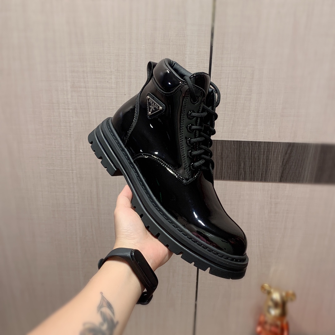 高帮靴  J0    Prada 普拉达 最新爆款休闲皮鞋靴子, 顶端品牌[勾引]奢侈～代购，顶级～质量。专柜同卖产品[强]鞋面選用进口透气牛皮材质透气羊皮内里精细做工。原版个性时尚柔软橡膠耐磨防滑大底，上脚轻巧舒适，实物拍摄實物更好看，0122广州码: 38-44，黑色