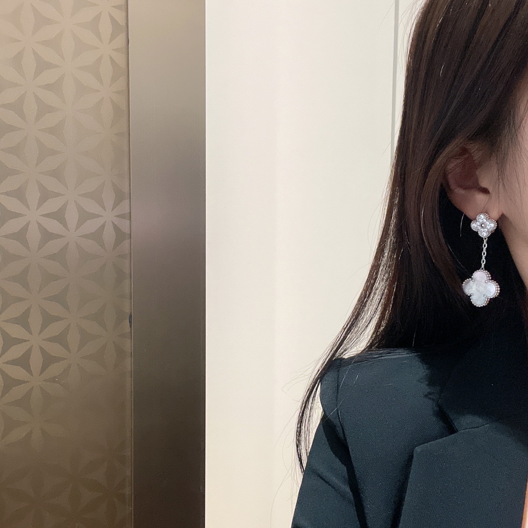 NO:677889,FE# two strands of four-leaf clover gemstone earrings, hand-inlaid with natural white mother-of-pearl, thickly plated with 18k white gold, exquisite, high-end and feminine, earrings, Cartier high-end jewelry19860909FE#二串四叶草宝石耳环 天然白贝母手工镶嵌 厚镀18k白金 精致高级女人味十足,,earrings,卡迪亚高端饰品,Jewelry