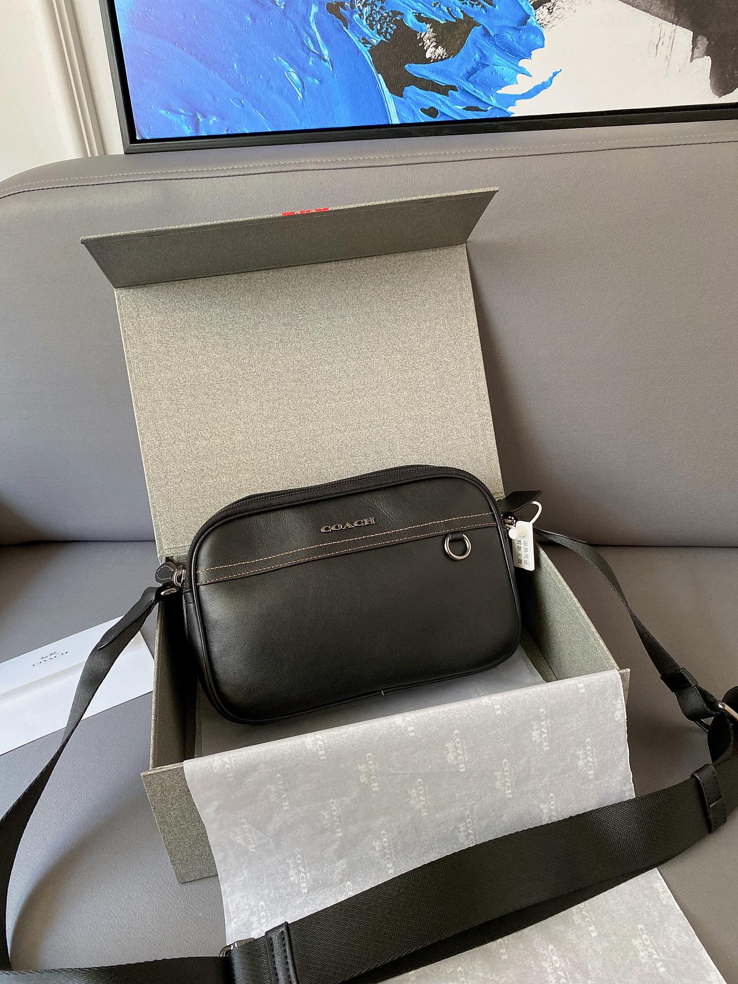 K0  Coach 蔻驰   双拉链牛皮相机包 Graham升级版单肩包 男士斜挎包 经典Logo搭配原厂工艺材质 休闲百搭斜挎包 采用精湛镶嵌细工，实物拍摄 原厂原版面料 配送小票防尘袋 礼盒 15 x 23 cm。