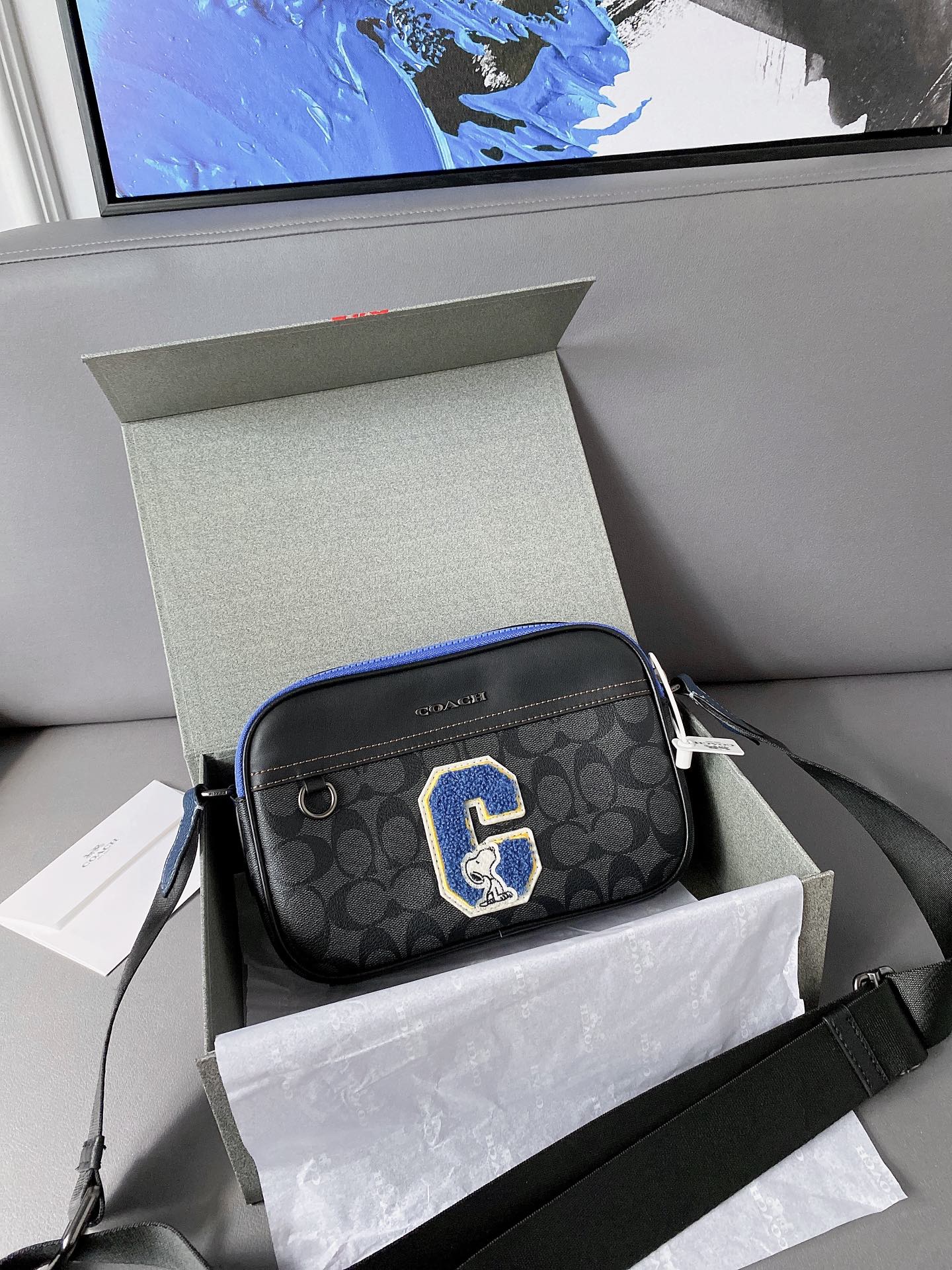 K0  Coach 蔻驰   X 联名 West SnooGraham相机包 男女通用单肩包 经典Logo搭配原厂工艺材质 休闲百搭 采用精湛镶嵌细工，实物拍摄 原厂原版面料 配送小票防尘袋 折叠礼盒 23 x 15 cm。