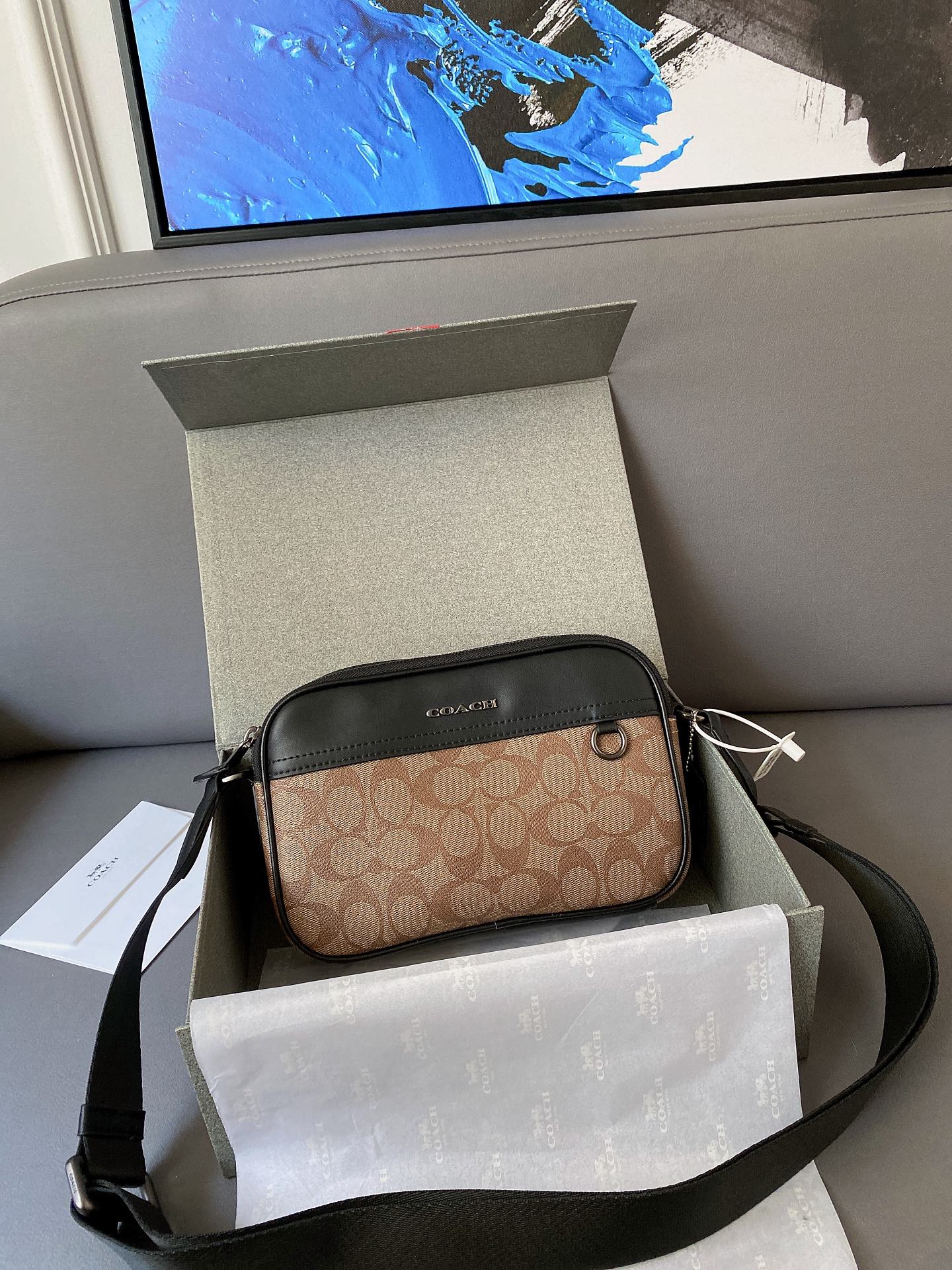 K0  Coach 蔻驰   双拉链相机包 Graham升级版单肩包 男士斜挎包 经典Logo搭配原厂工艺材质 休闲百搭斜挎包 采用精湛镶嵌细工，实物拍摄 原厂原版面料 配送小票防尘袋 折叠礼盒 15 x 23 cm。