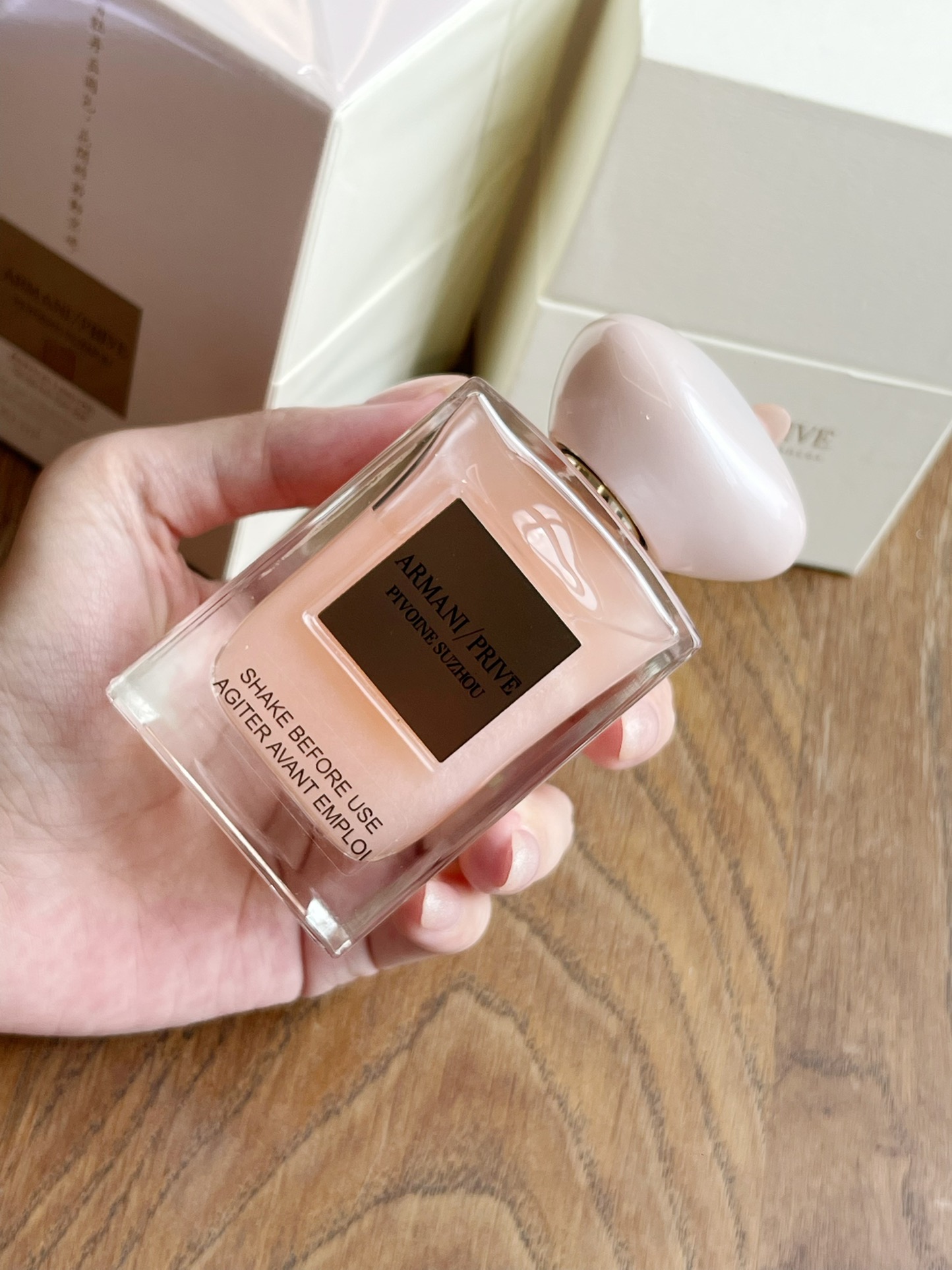 105💰原单品质
这款就很适合送礼🎁这款香味&rdquo;刚喷在皮肤上时是一种甜甜的果香，慢慢到勾人的花香，到最后若隐若现的木质香，好像是一个少女慢慢成长的过程～是一支得体的适合日常使用的好香！