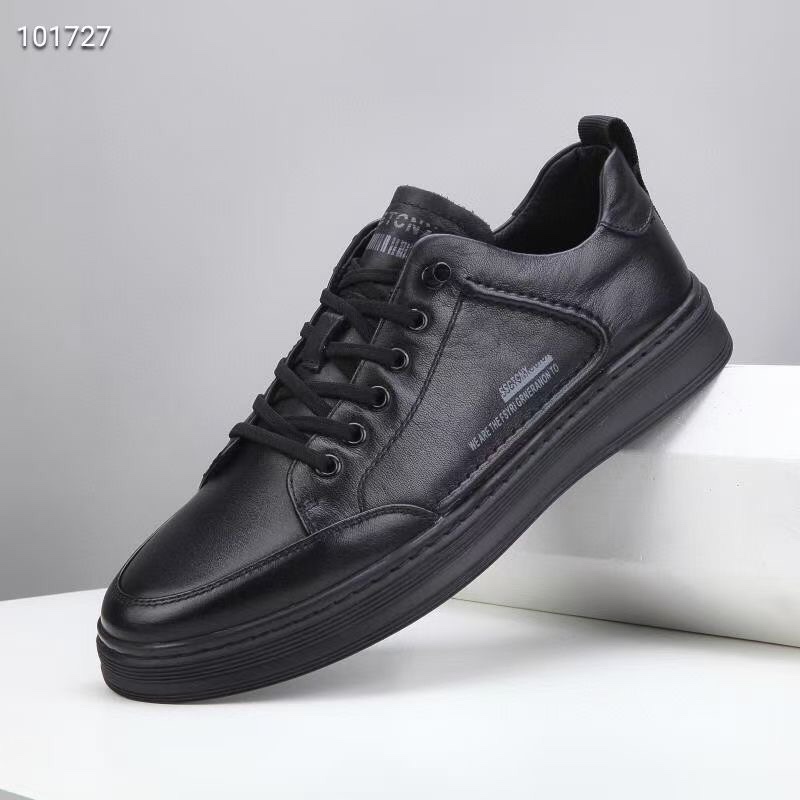 I5 , Prada 普拉达 手工休闲鞋上市、经典系列风格，面料头层牛皮，软底橡胶底，真皮内里及垫脚，质量好上脚舒适款