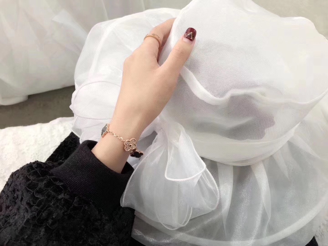  （玫瑰金）
灰贝五花手链—
人和人之间想要保持长久舒适的关系
靠的是共性和吸引～