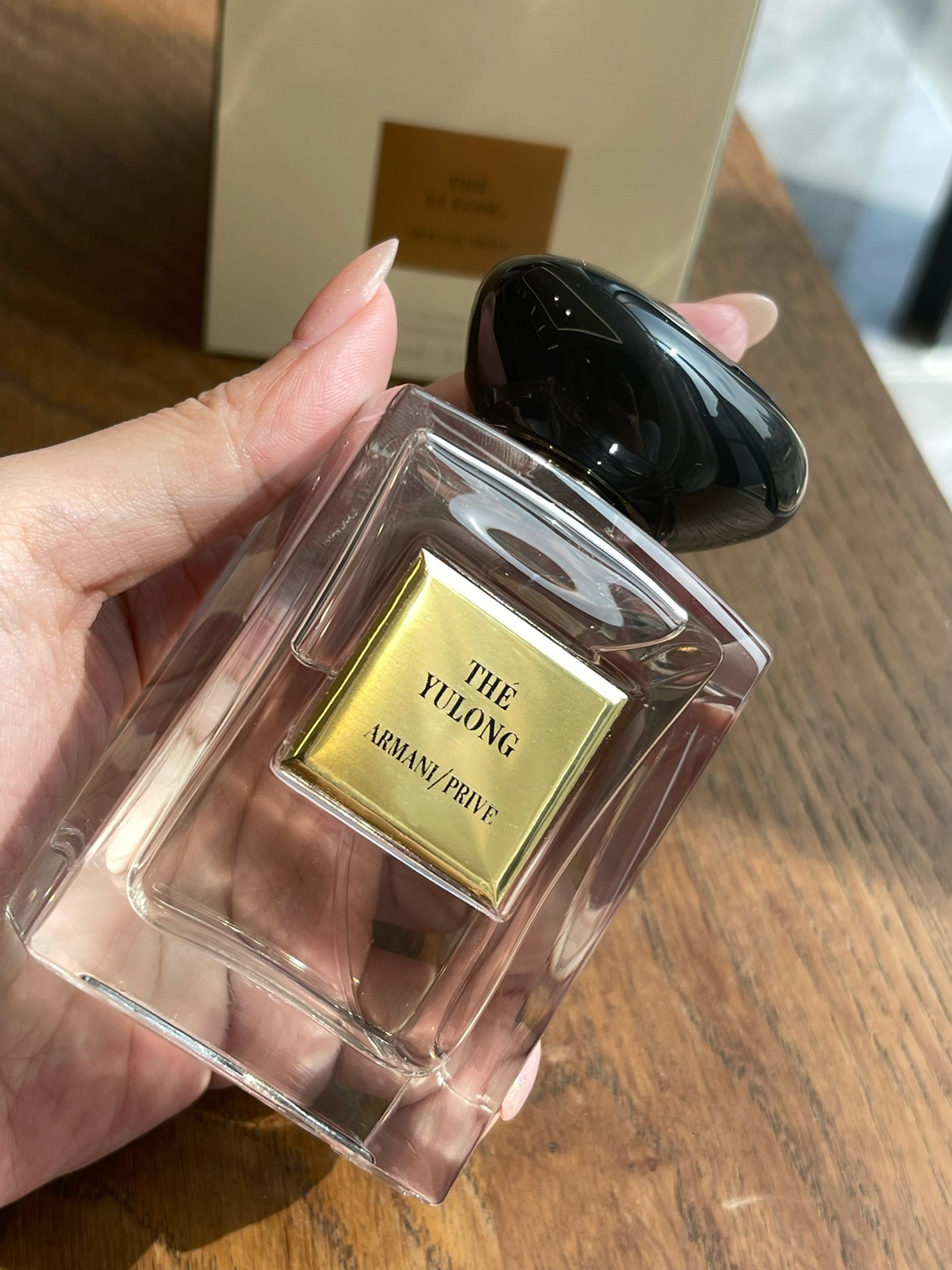 105💰原单品质
木质柑橘香气清雅却不带侵略性，渐渐地香味好似一壶泡开的茶，茶香四溢沁人心脾。
香调清澈清新的婉如缭绕的云烟，仙气飘飘。
那感觉，像是饮茶后的唇齿留香，清冷高级又自有格调。是一款尤其适合中国人气质的香氛，饱含东方气韵。