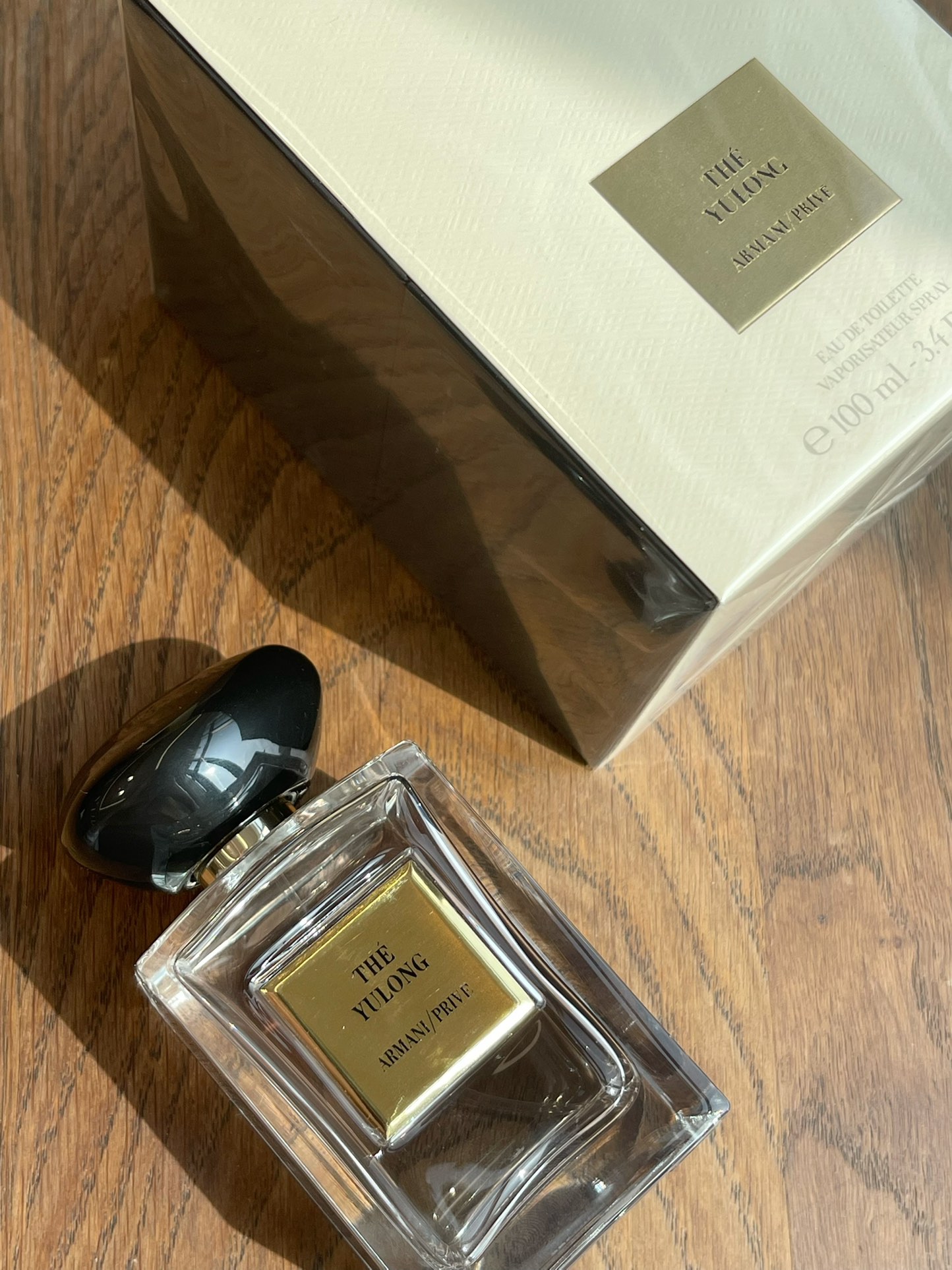 105💰原单品质
木质柑橘香气清雅却不带侵略性，渐渐地香味好似一壶泡开的茶，茶香四溢沁人心脾。
香调清澈清新的婉如缭绕的云烟，仙气飘飘。
那感觉，像是饮茶后的唇齿留香，清冷高级又自有格调。是一款尤其适合中国人气质的香氛，饱含东方气韵。