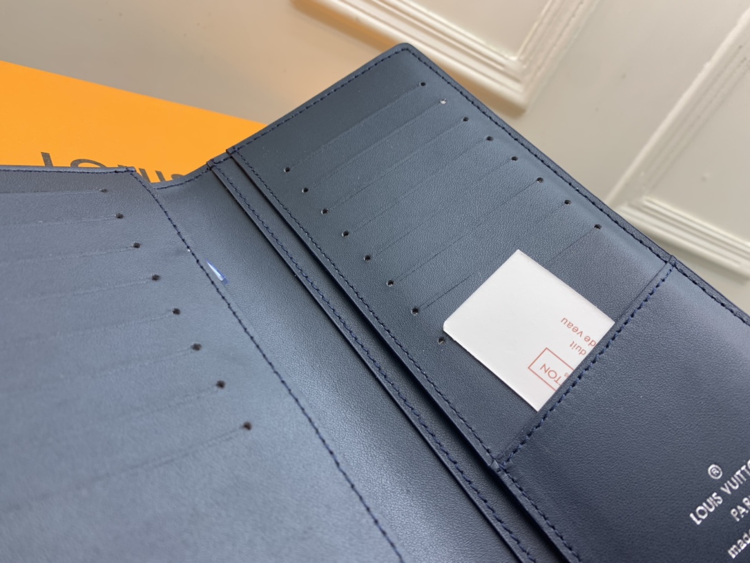 Leather bifold wallet in gift packaging