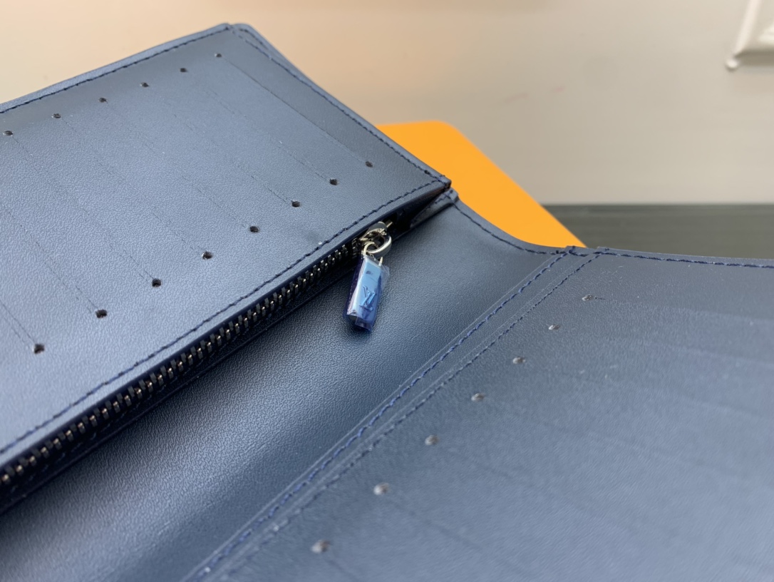 Person using the leather bifold wallet