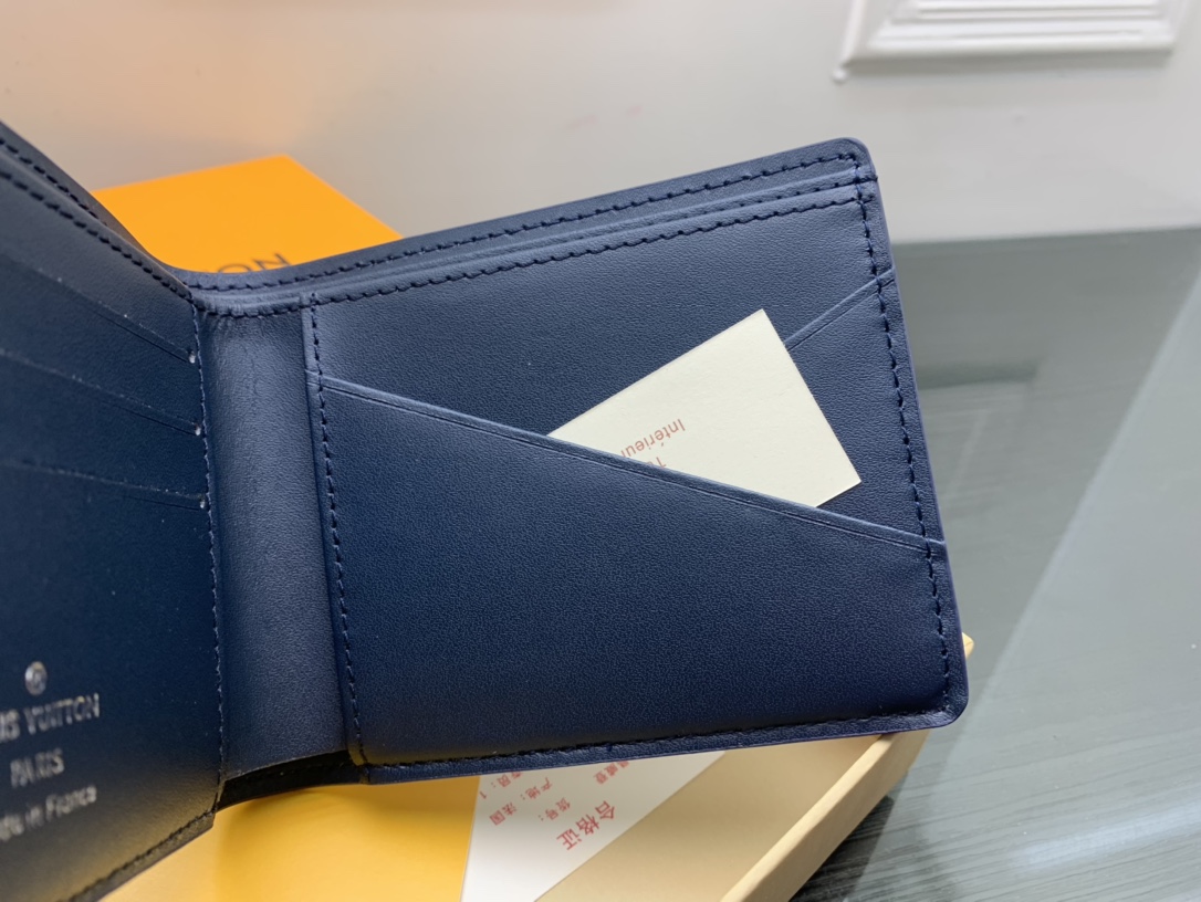 Dimensions of leather bifold wallet