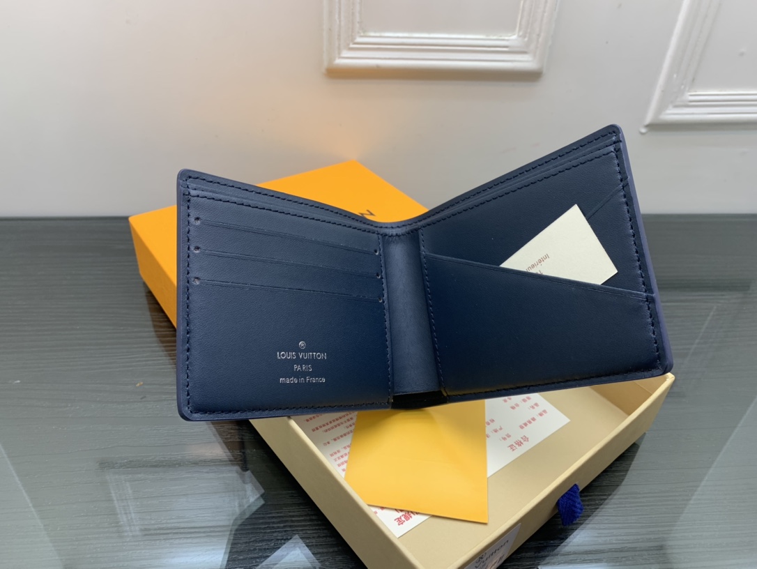 Different color options for the leather bifold wallet