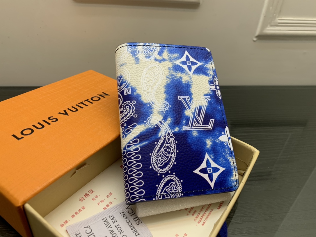 Elegant design of the leather card case