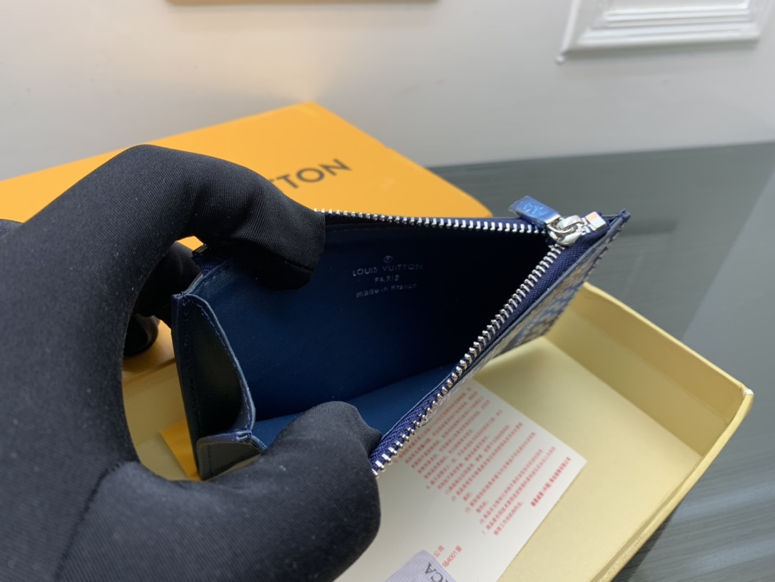 Leather card holder with cards