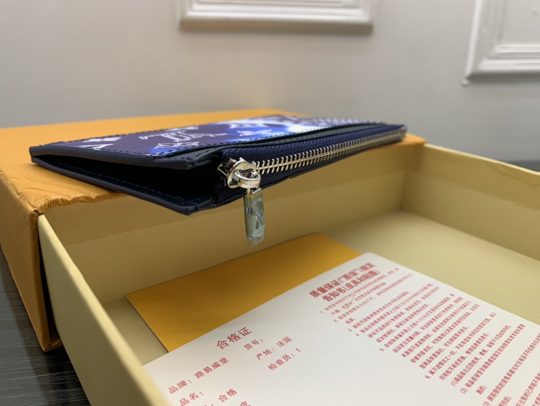 Leather card holder in hand 2